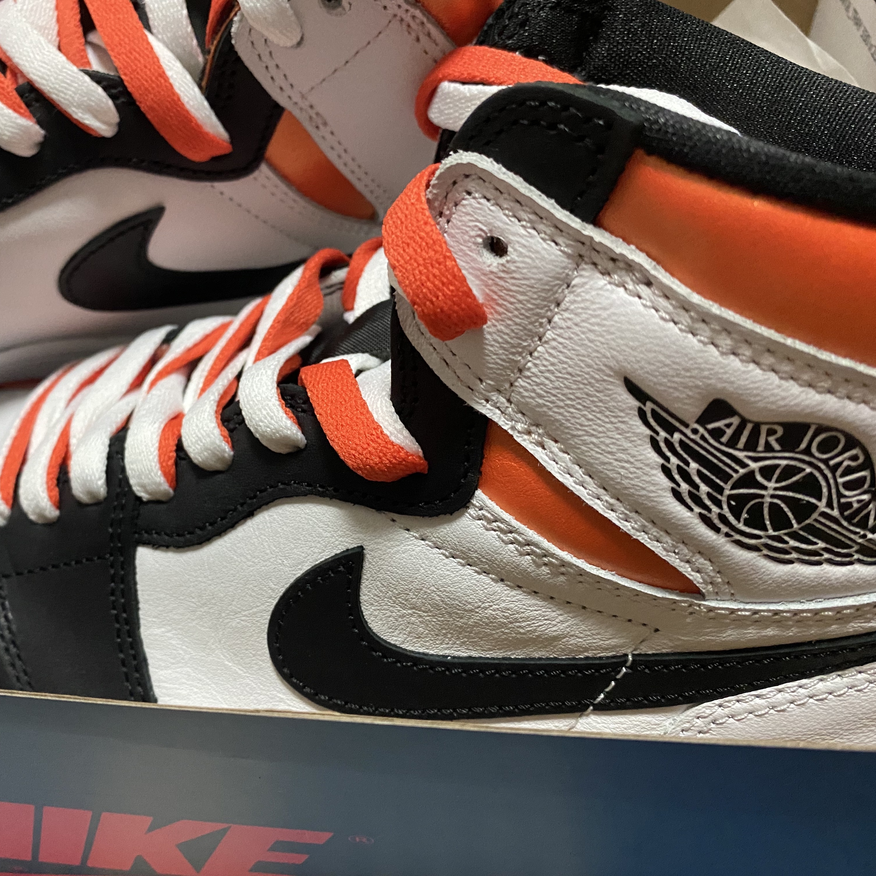Jordan 1 Retro High OG Electro Orange 착용 스타일