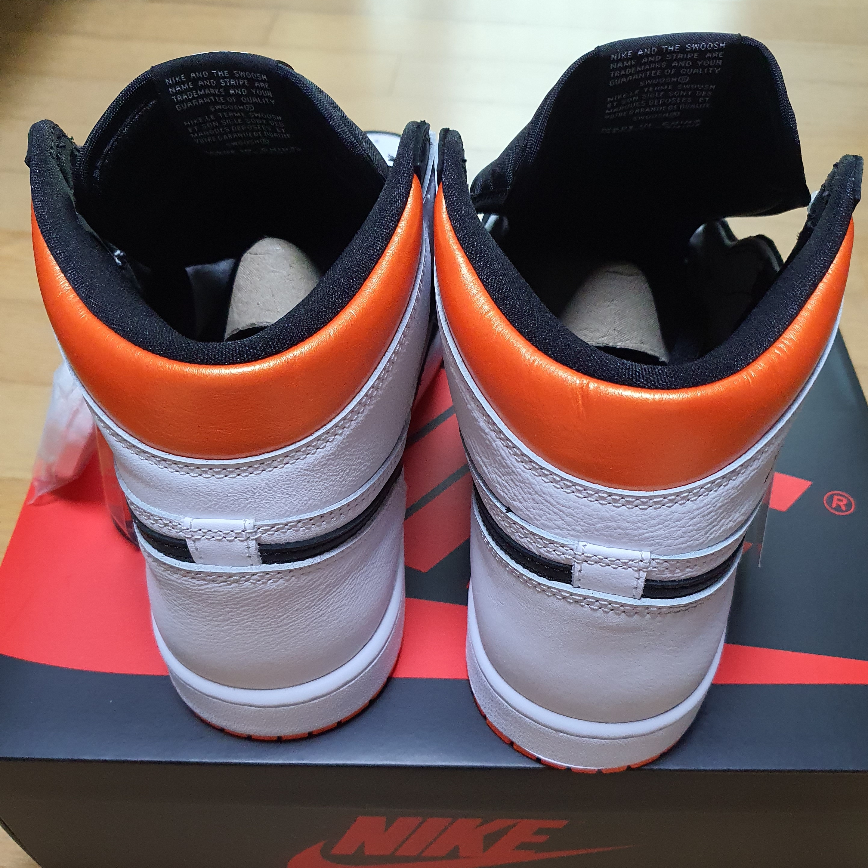 Jordan 1 Retro High OG Electro Orange 착용 스타일 - 3