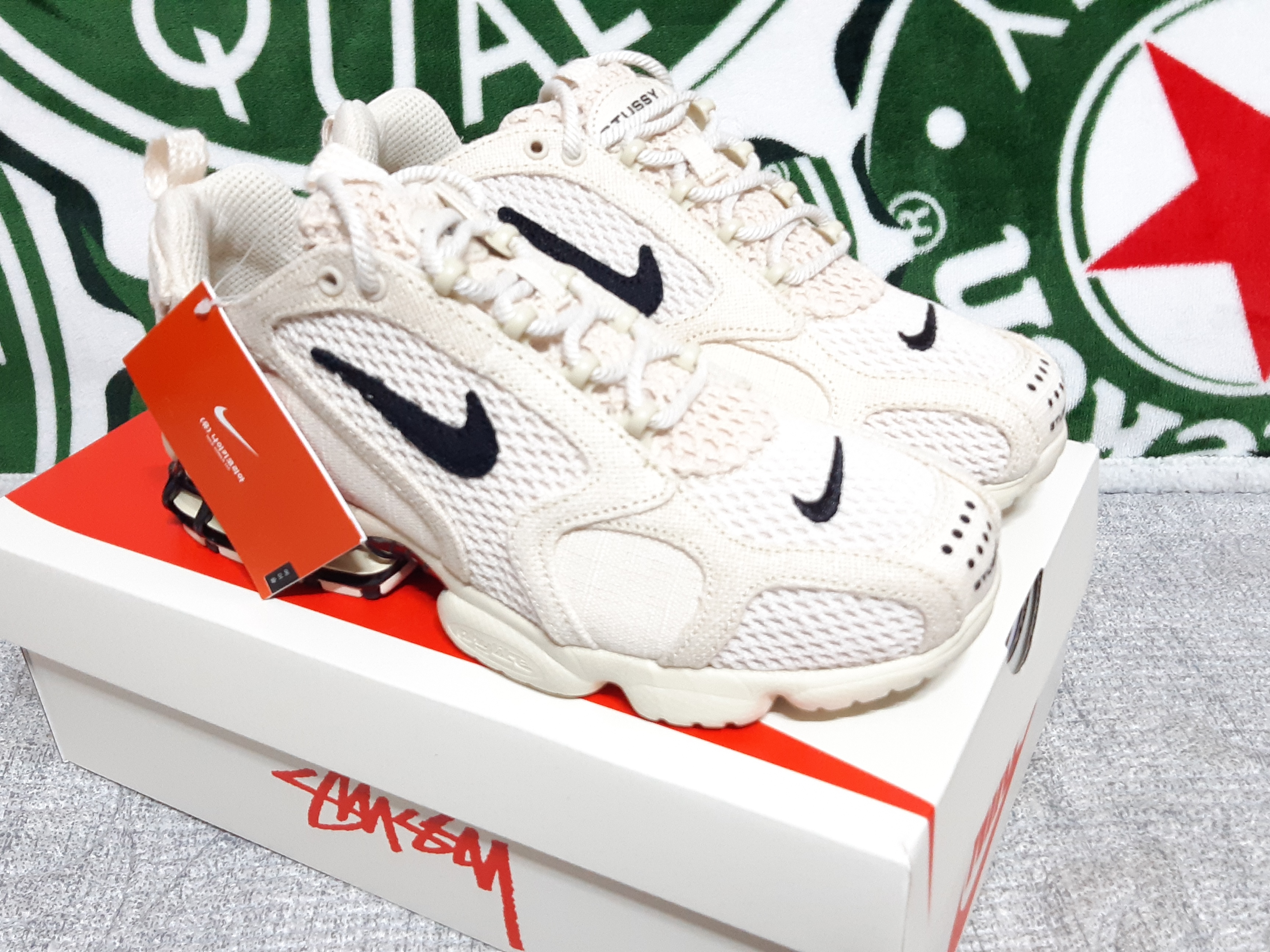 Nike SB Dunk High Dog Walker, Adidas Yeezy Boost 700 V2 Static 2018 착용 스타일 - 4