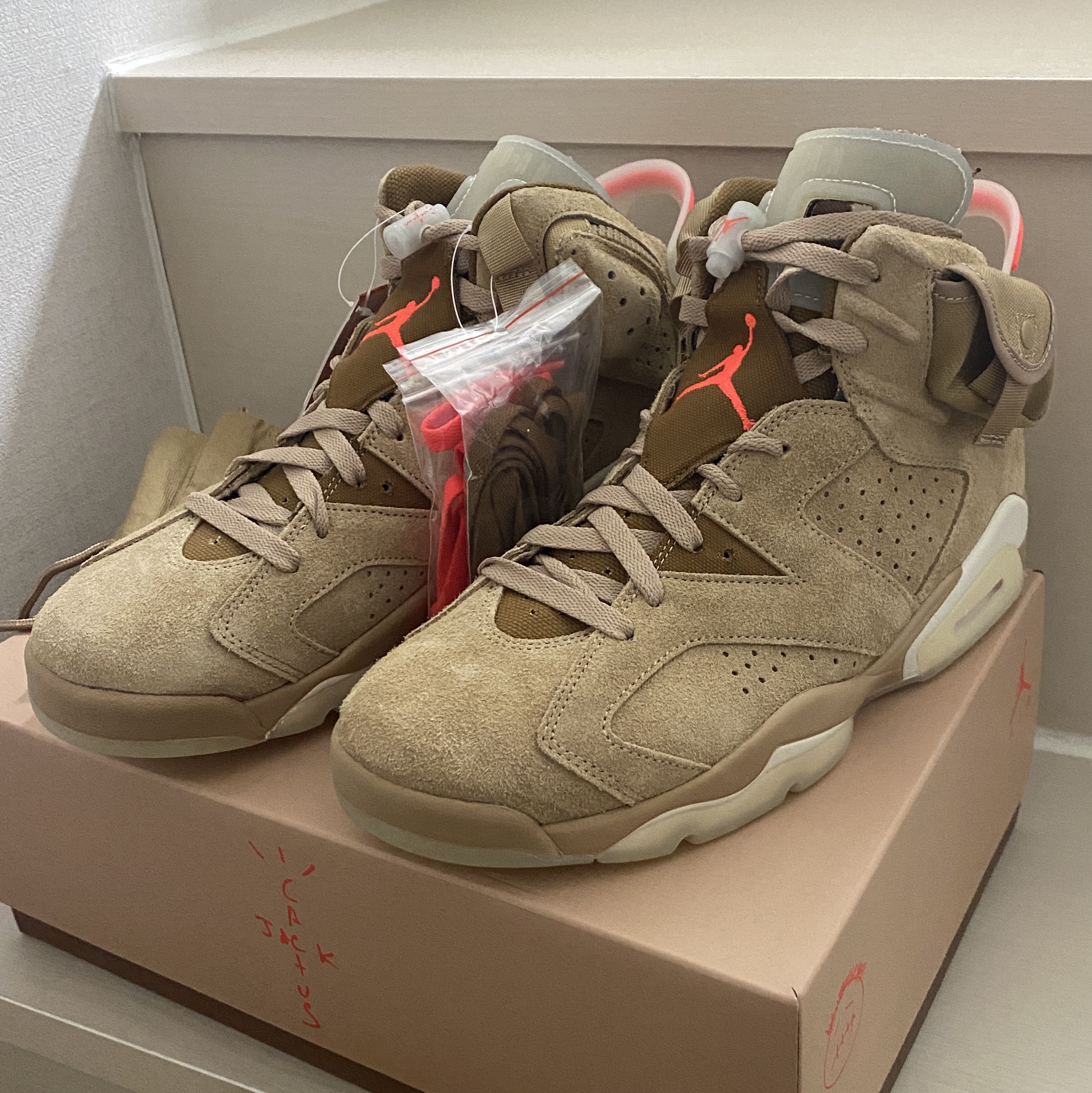 Jordan 6 x Travis Scott Retro SP British Khaki 착용 스타일