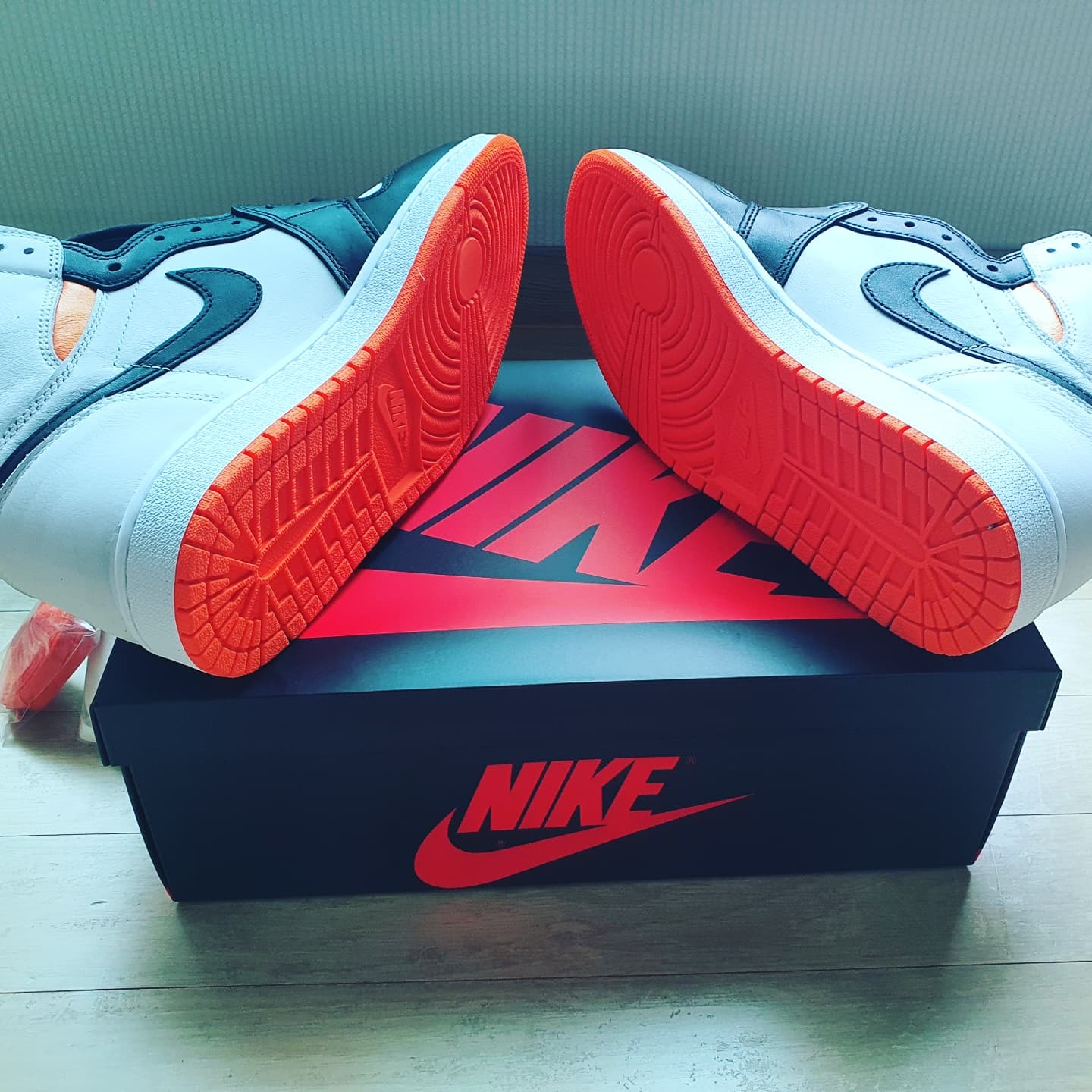 Jordan 1 Retro High OG Electro Orange 착용 스타일 - 4
