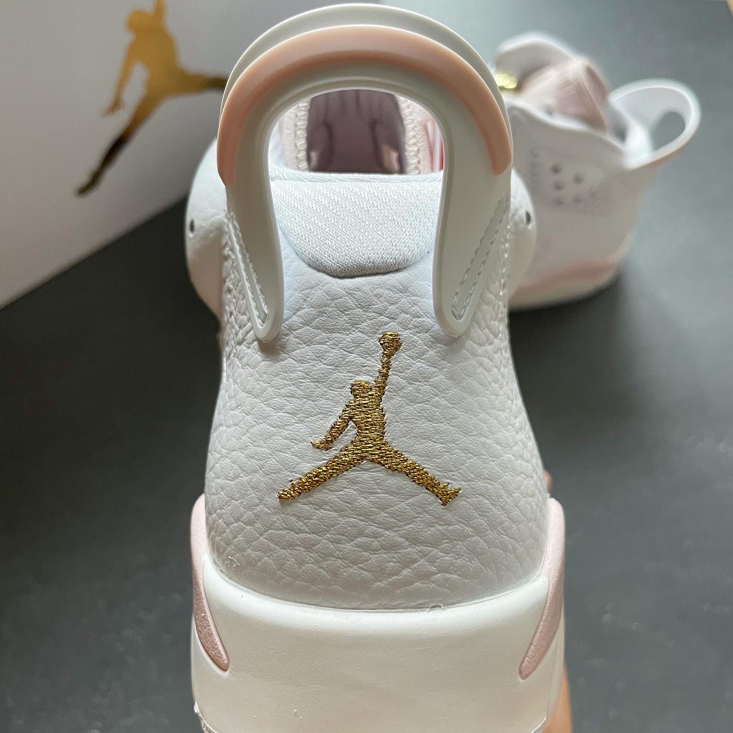 (W) Jordan 6 Retro Gold Hoops 착용 스타일 - 3