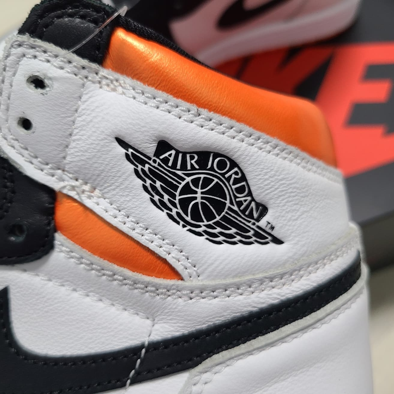 Jordan 1 Retro High OG Electro Orange 착용 스타일 - 3