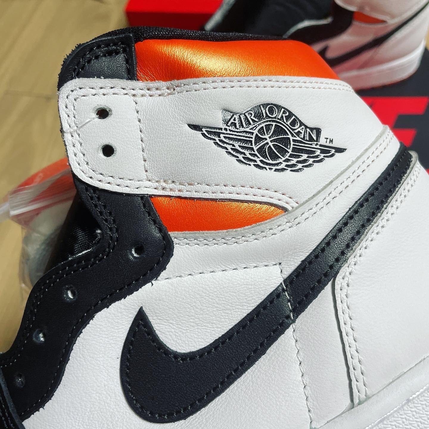 Jordan 1 Retro High OG Electro Orange 착용 스타일 - 4