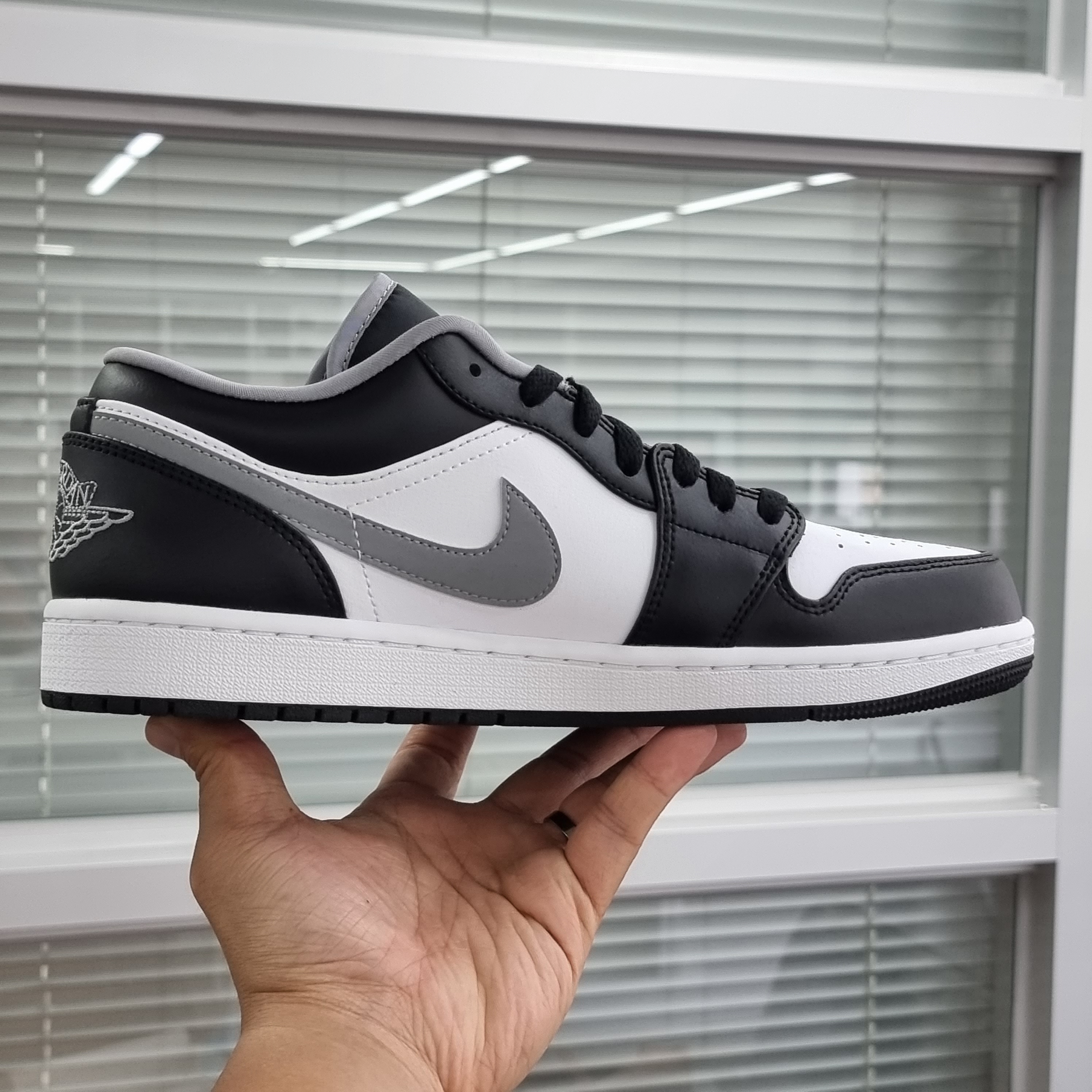 Jordan 1 Low Black Particle Grey 착용 스타일 - 3