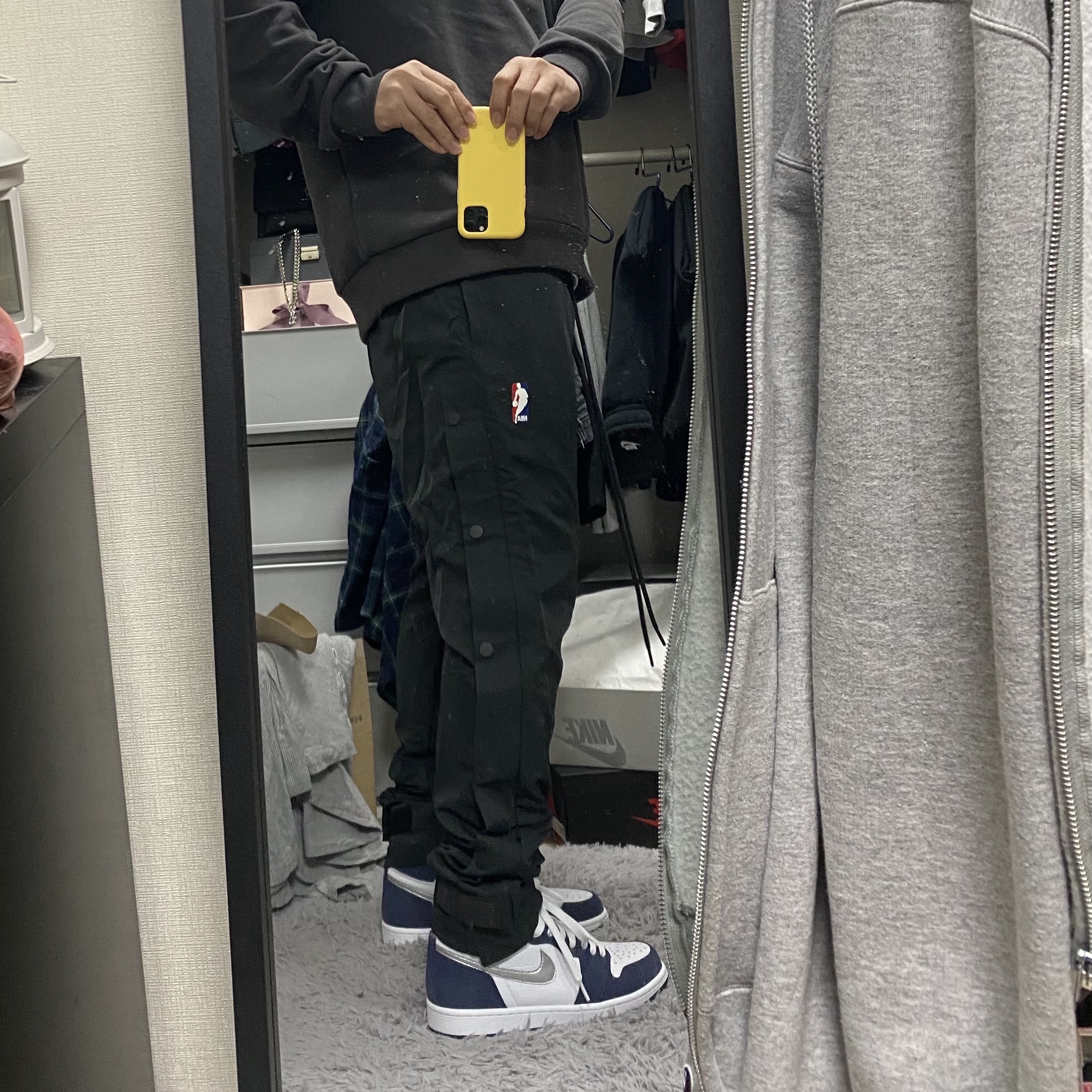 Nike x Fear of God Warm Up Pants Off Noir, Jordan 1 Retro High OG CO.JP Midnight Navy 착용 스타일