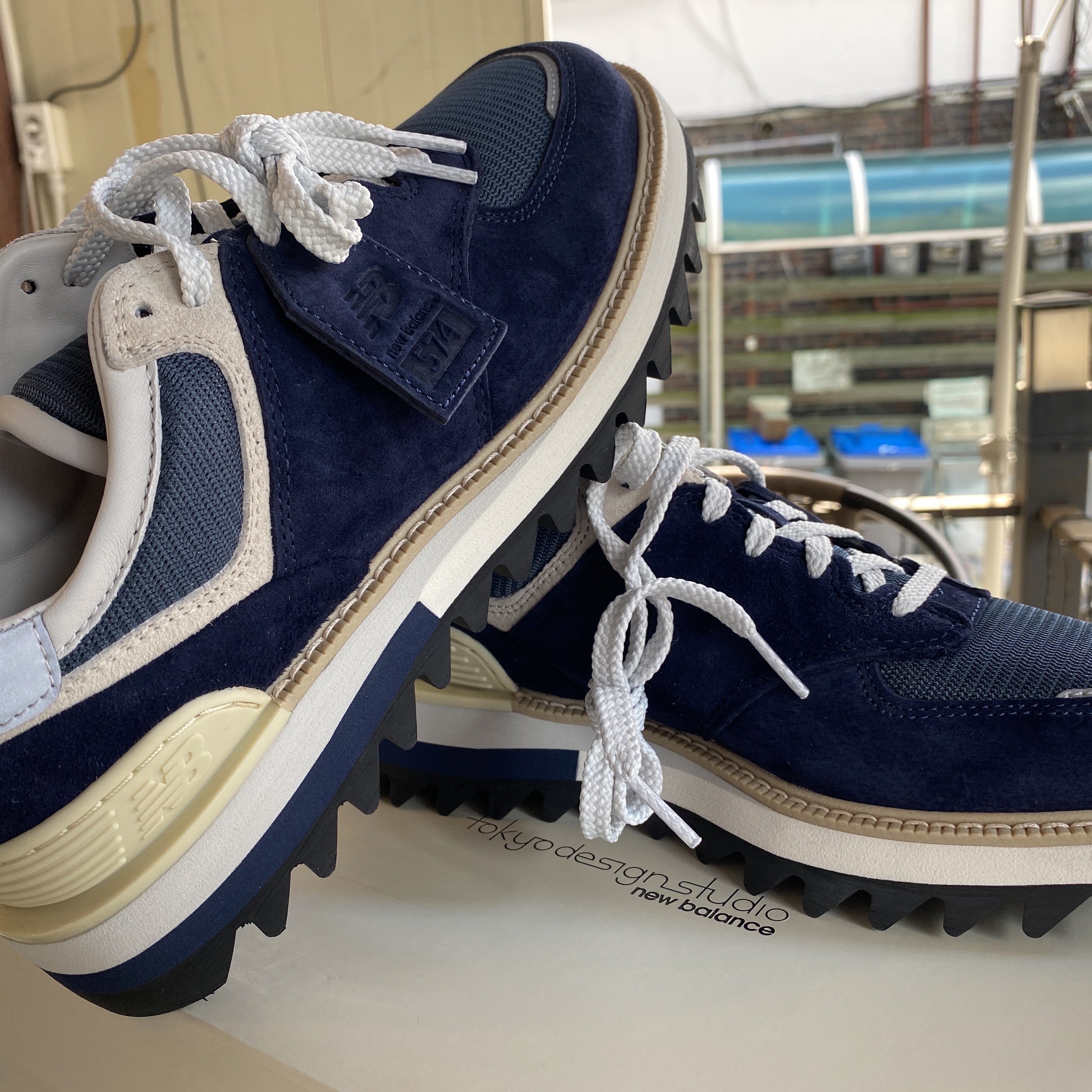 New Balance x Tokyo Design Studio 574 Navy Blue 착용 스타일 - 3