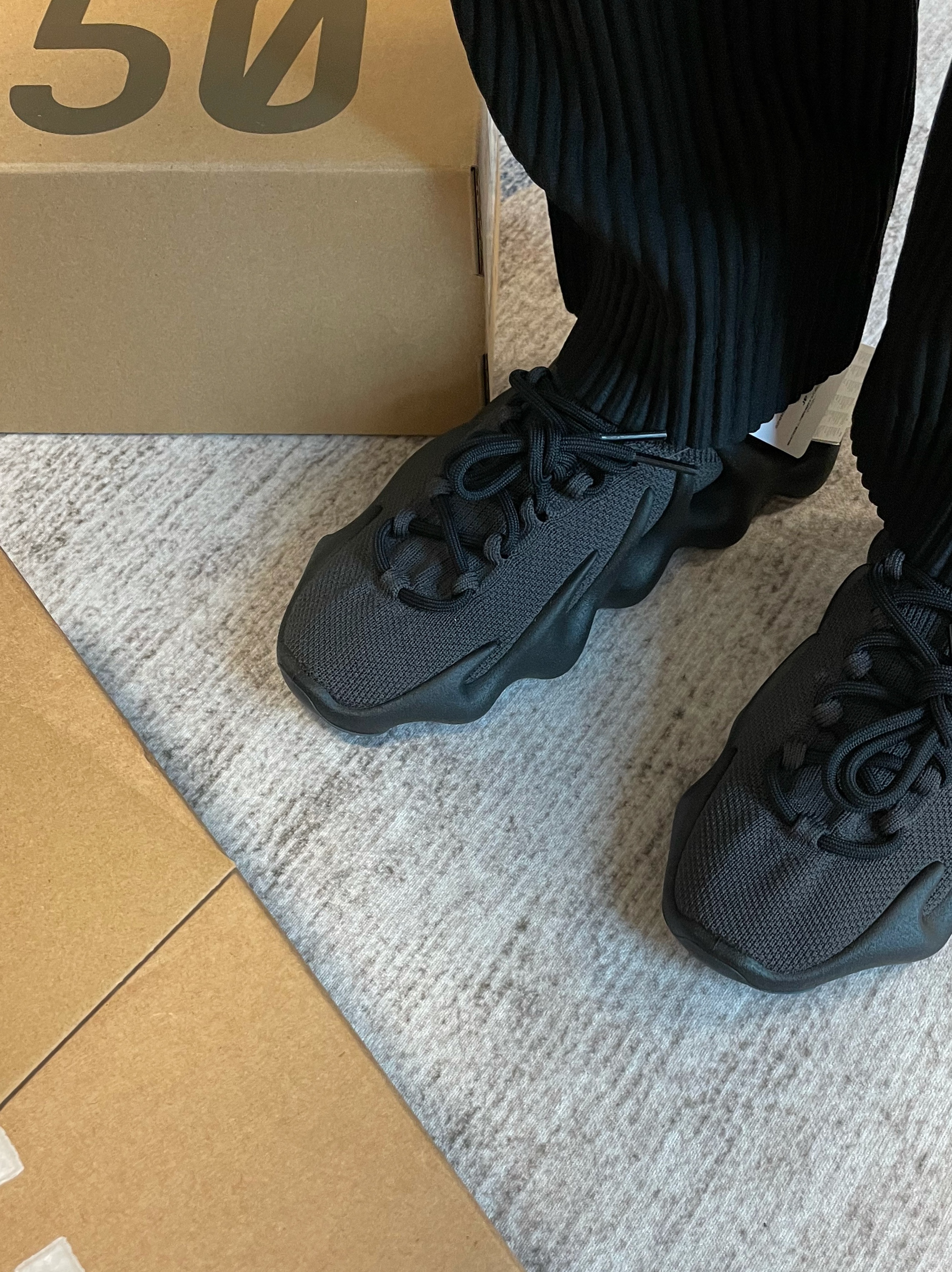Adidas Yeezy 450 Dark Slate 착용 스타일 - 2
