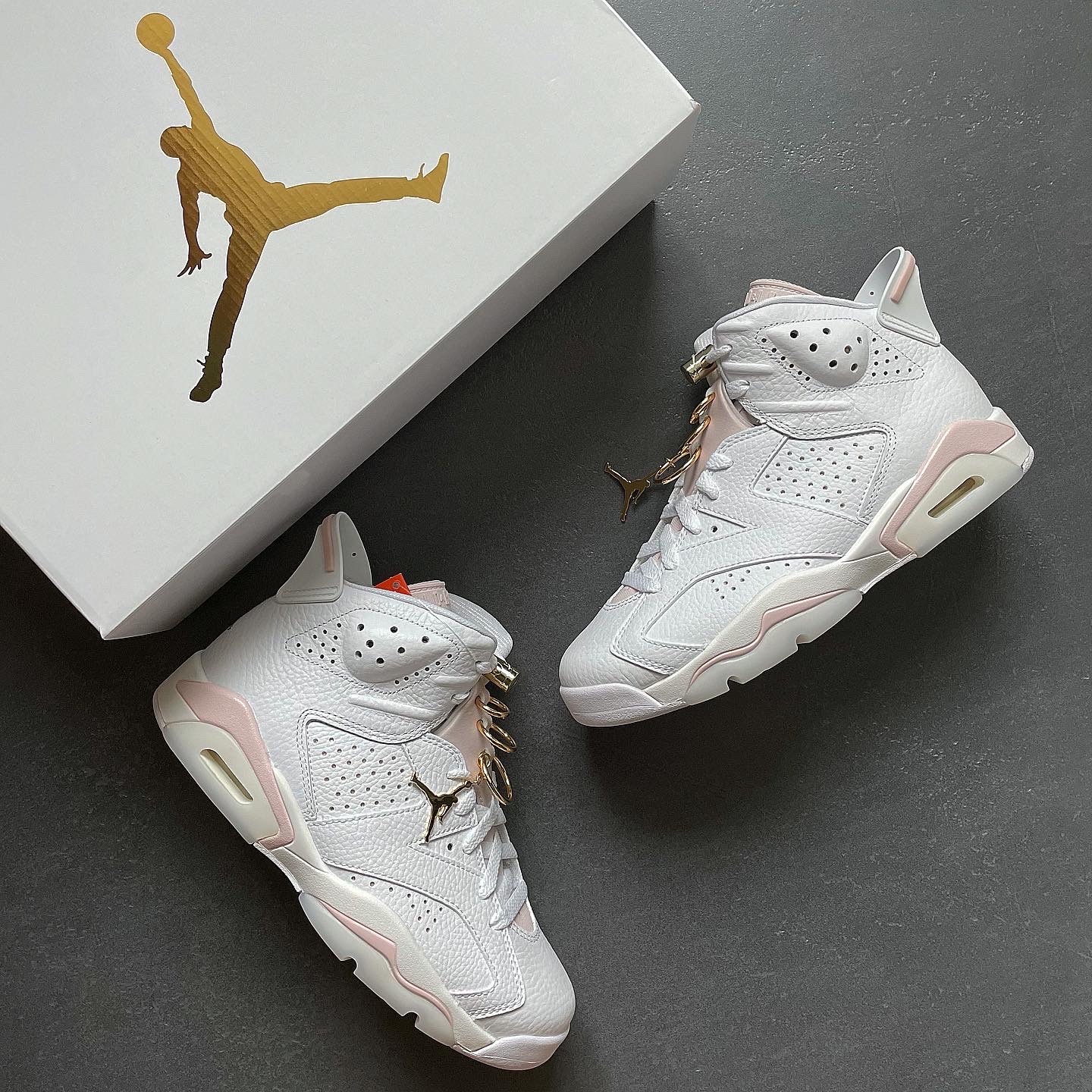 (W) Jordan 6 Retro Gold Hoops 착용 스타일 - 1