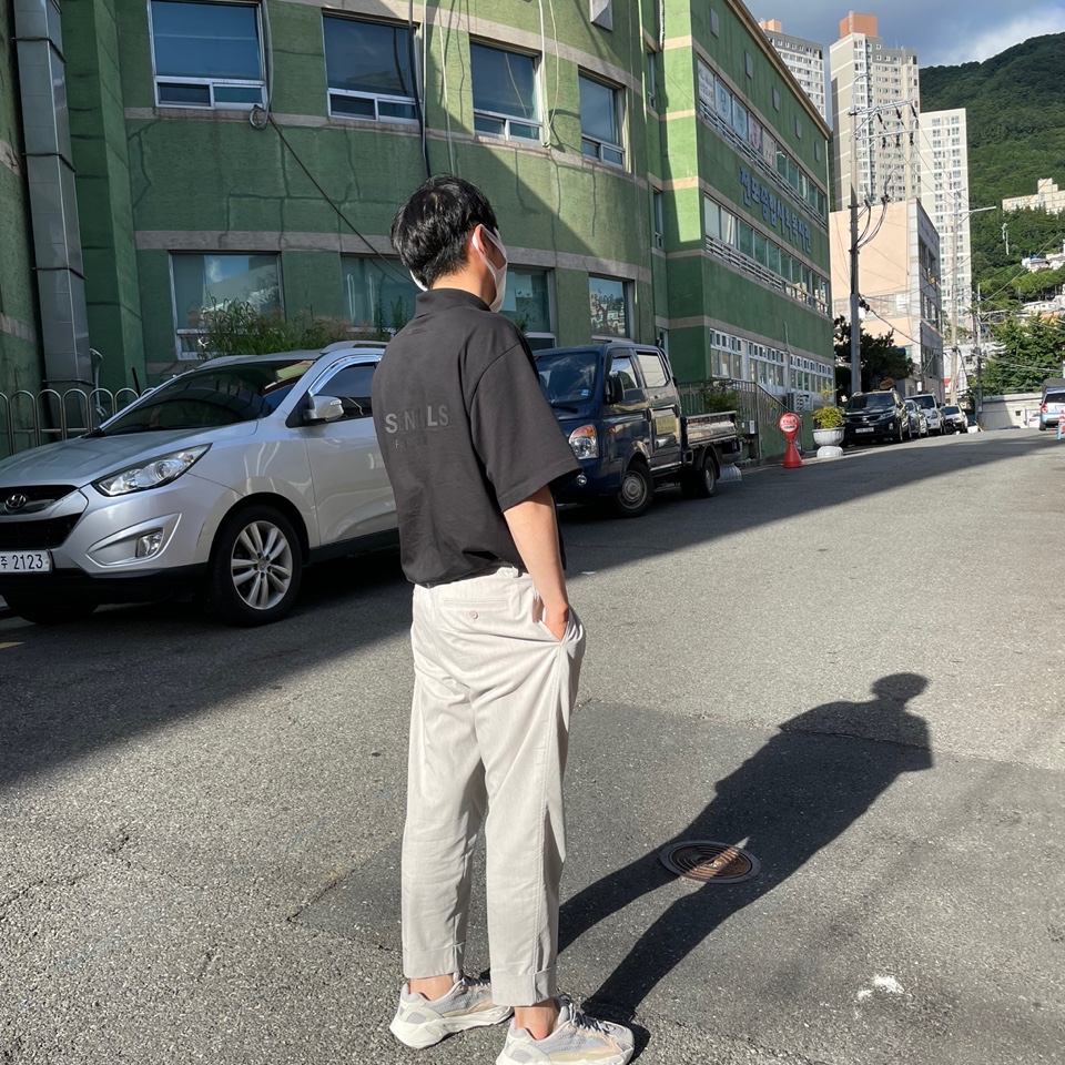 Adidas Yeezy Boost 700 V2 Cream, Essentials Short Sleeve Polo Black - 21SS 착용 스타일 - 1