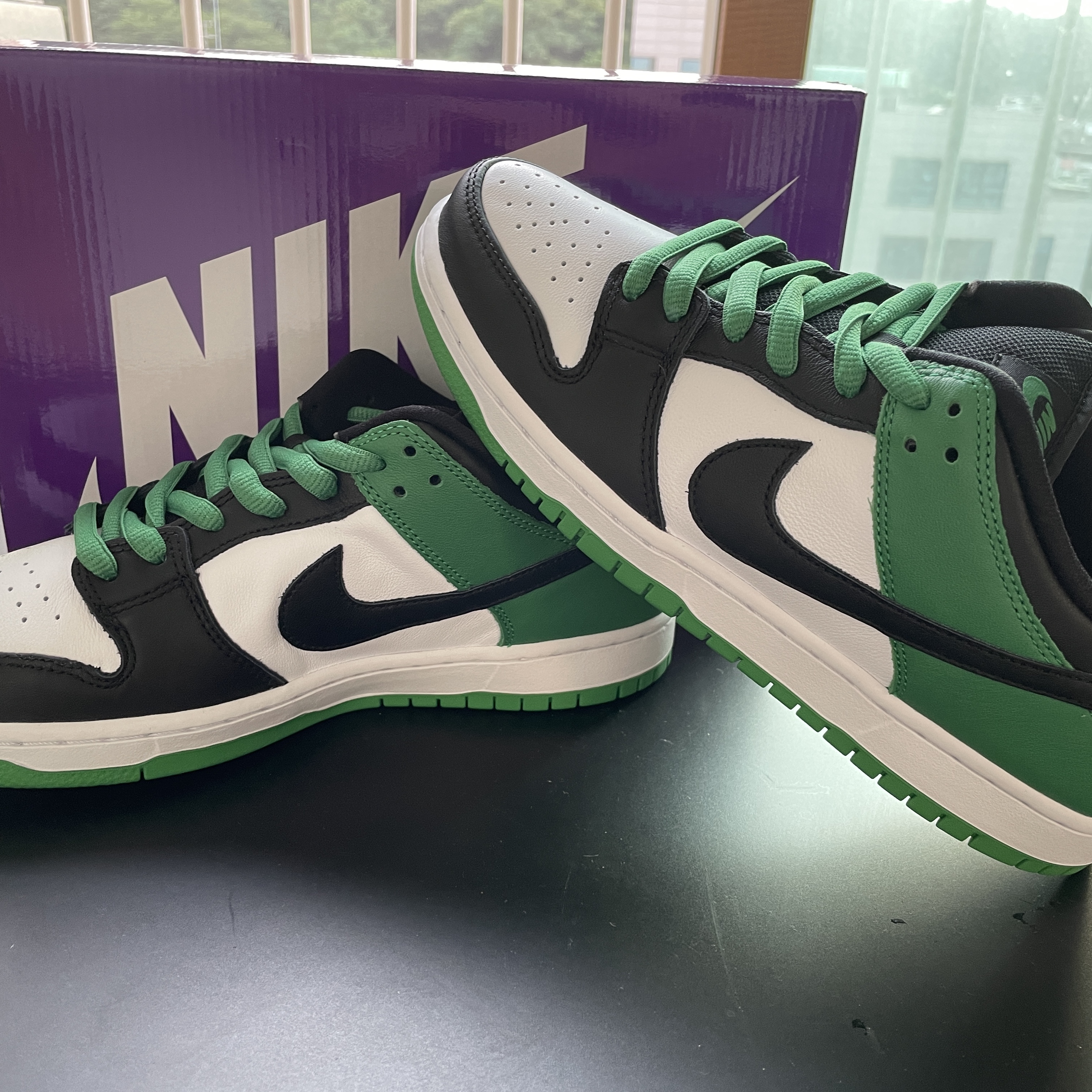 Nike SB Dunk Low Pro Black and Classic Green 착용 스타일 - 1