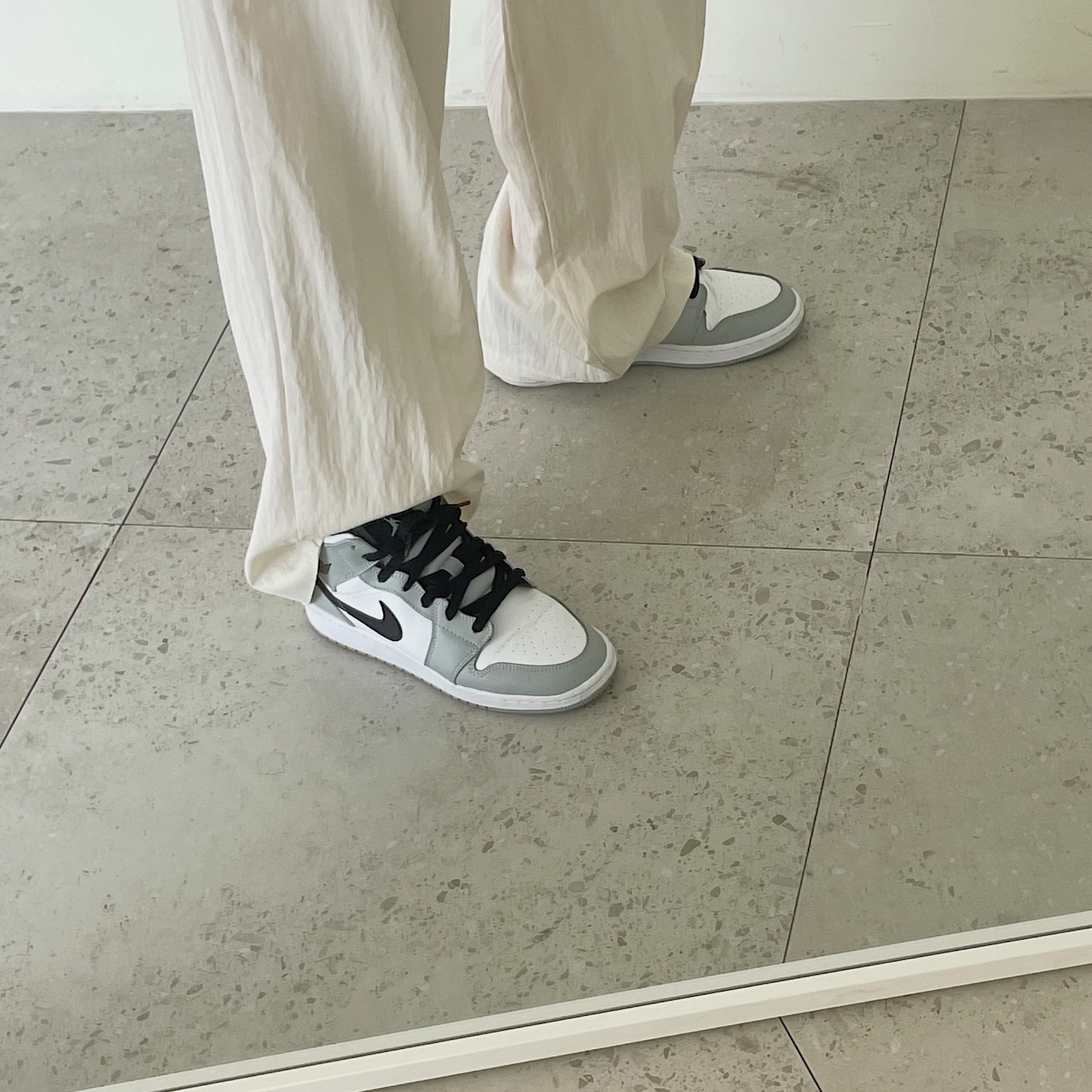 (GS) Jordan 1 Mid Light Smoke Grey 착용 스타일 - 2