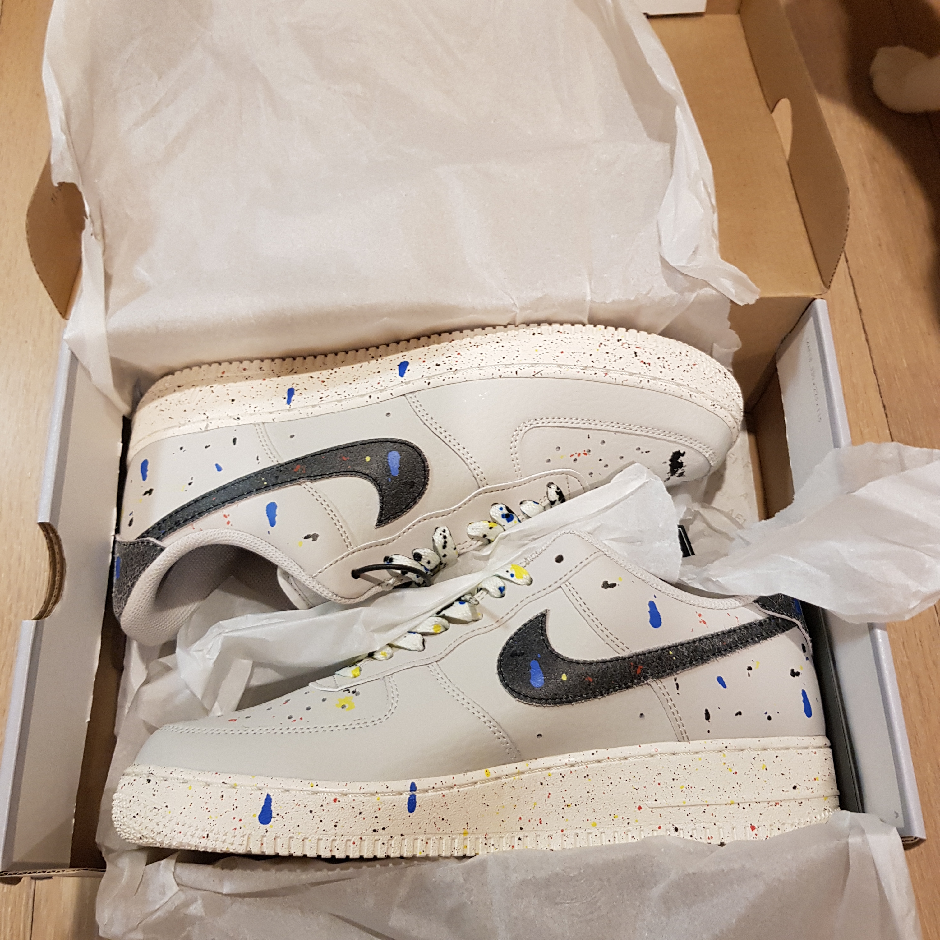 Nike Air Force 1 '07 LV8 Paint Splatter Light Bone, Jordan 1 Retro High OG Black Mocha 착용 스타일 - 2