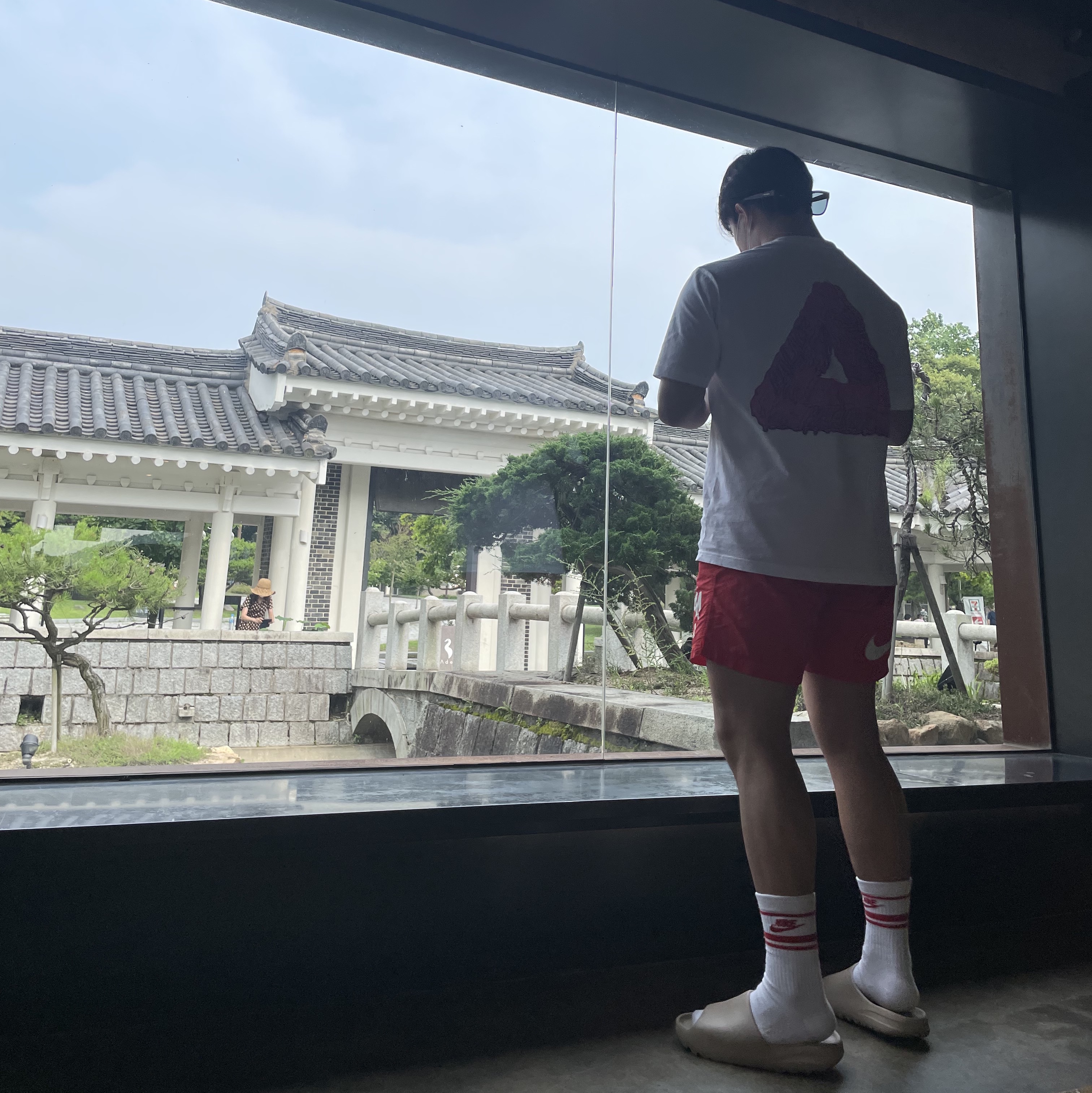 Adidas Yeezy Slide Pure, Nike x Stussy Water Shorts Habanero Red 착용 스타일