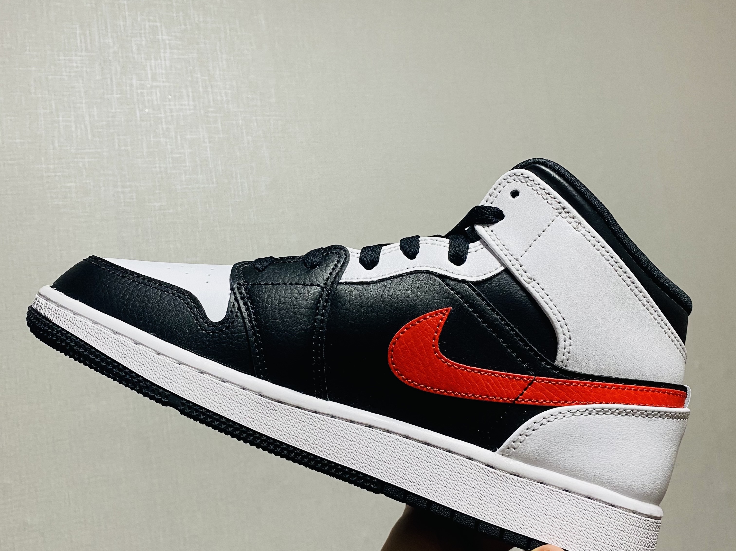 Jordan 1 Mid Black Chile Red 착용 스타일