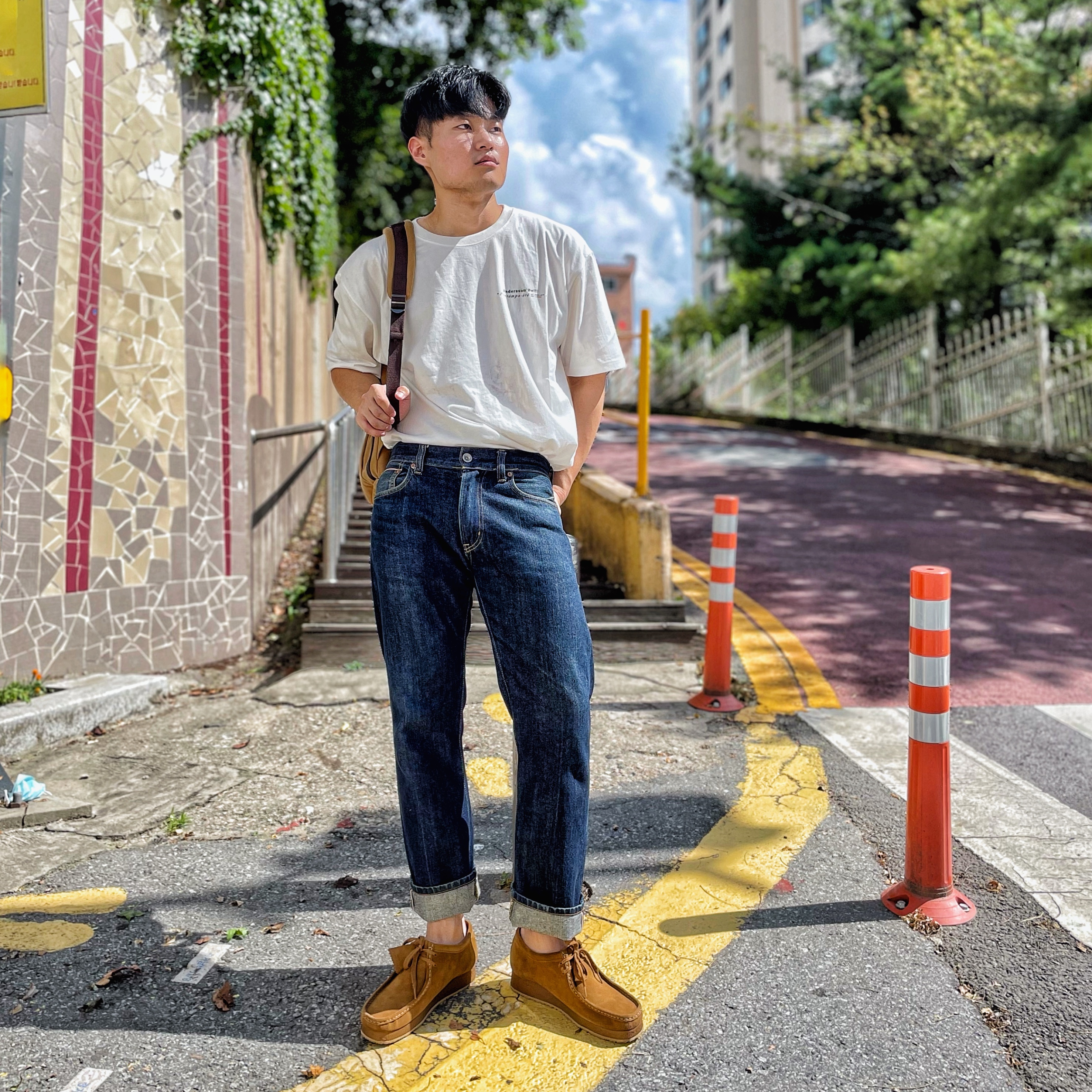 Clarks x Sporty & Rich Wallabee Off White 착용 스타일 - 1