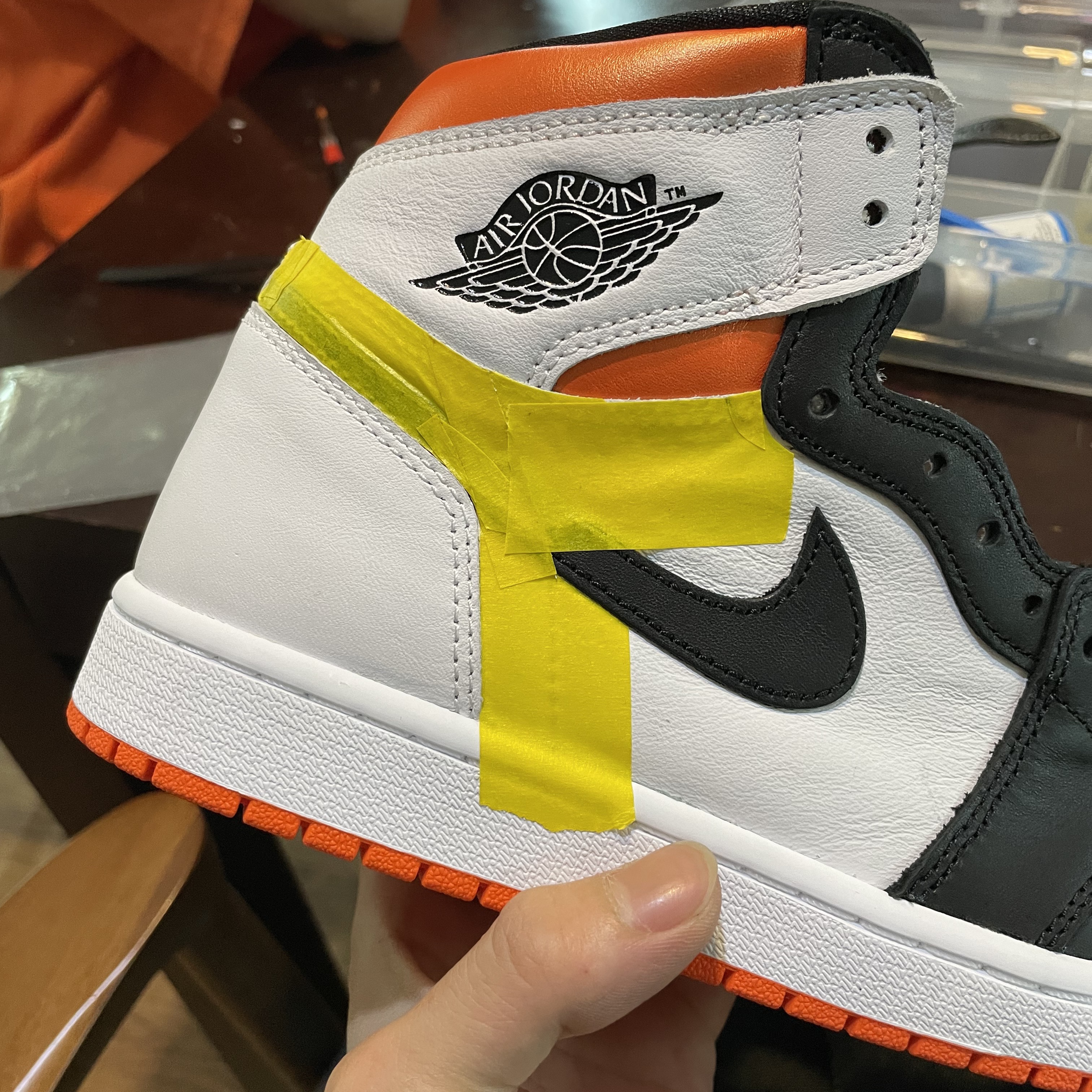 Jordan 1 Retro High OG Electro Orange 착용 스타일 - 3