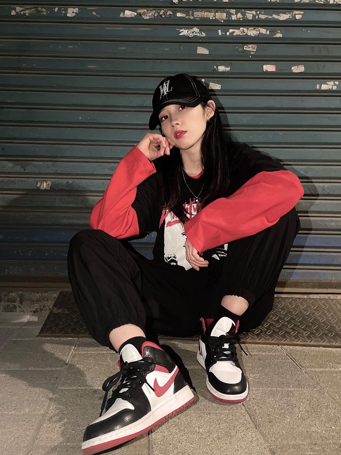 Jordan 1 Mid Gym Red Black White 착용 스타일 - 2