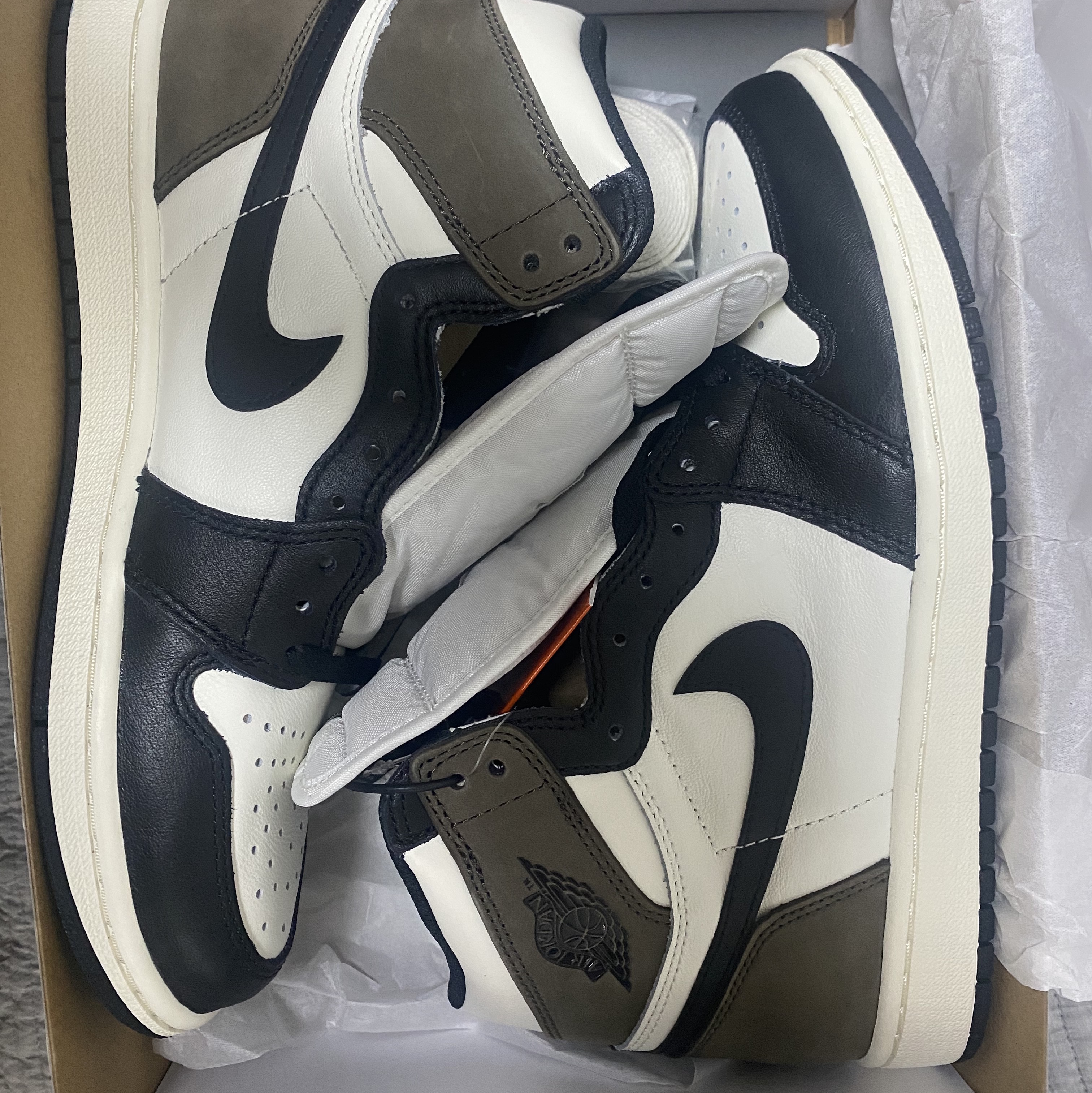 Jordan 1 Retro High OG Black Mocha 착용 스타일 - 2