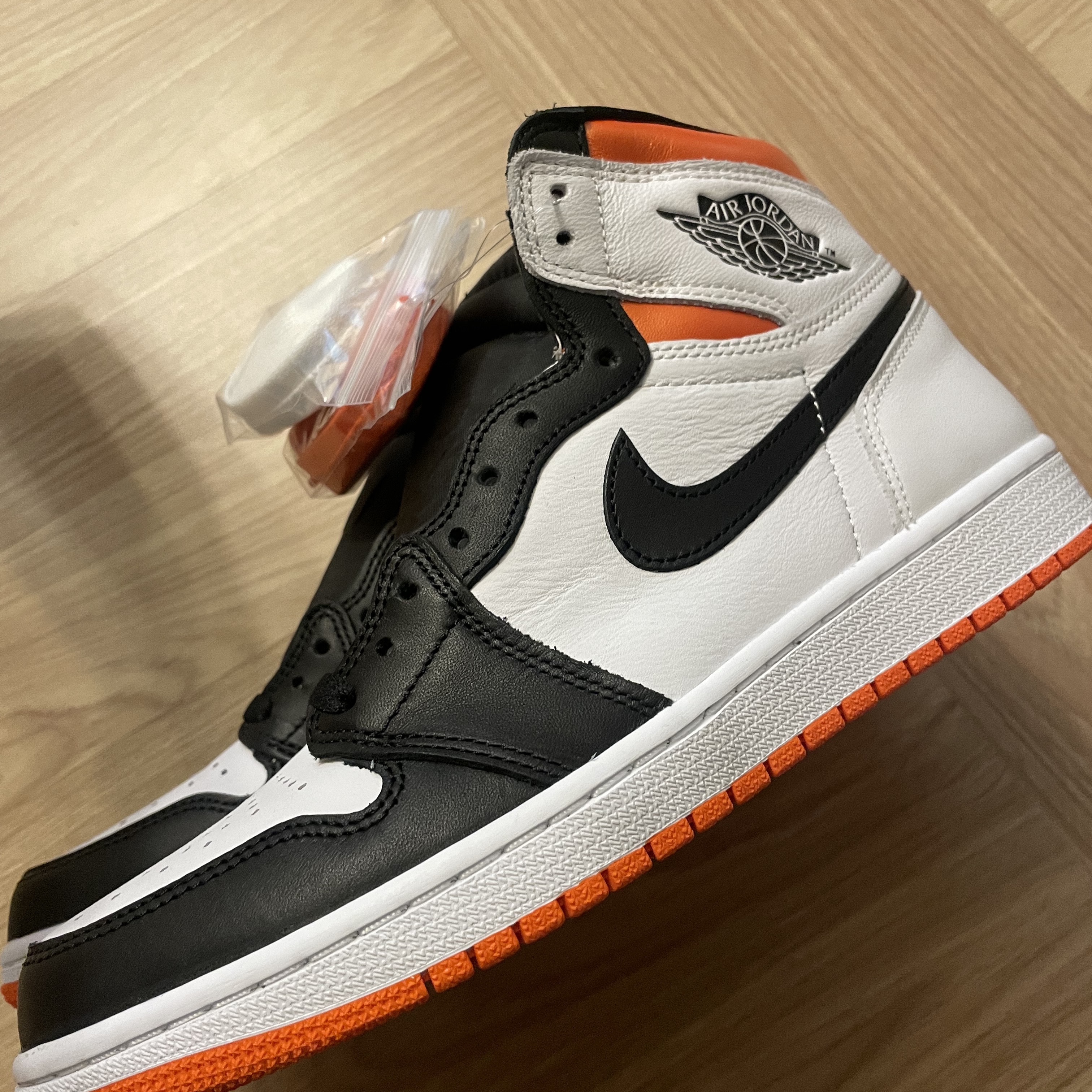 Jordan 1 Retro High OG Electro Orange 착용 스타일 - 2