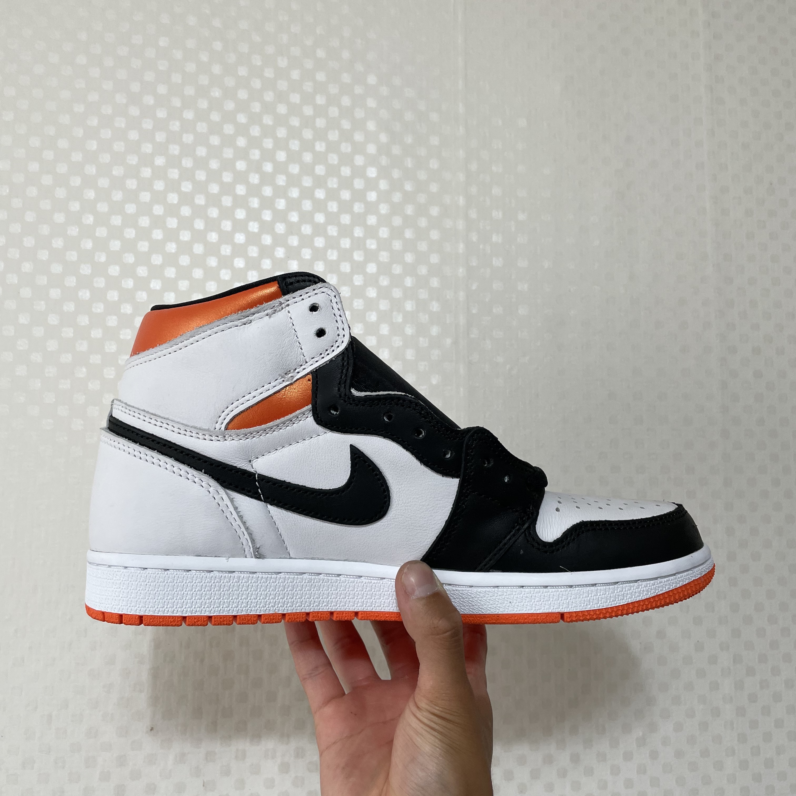 Jordan 1 Retro High OG Electro Orange 착용 스타일