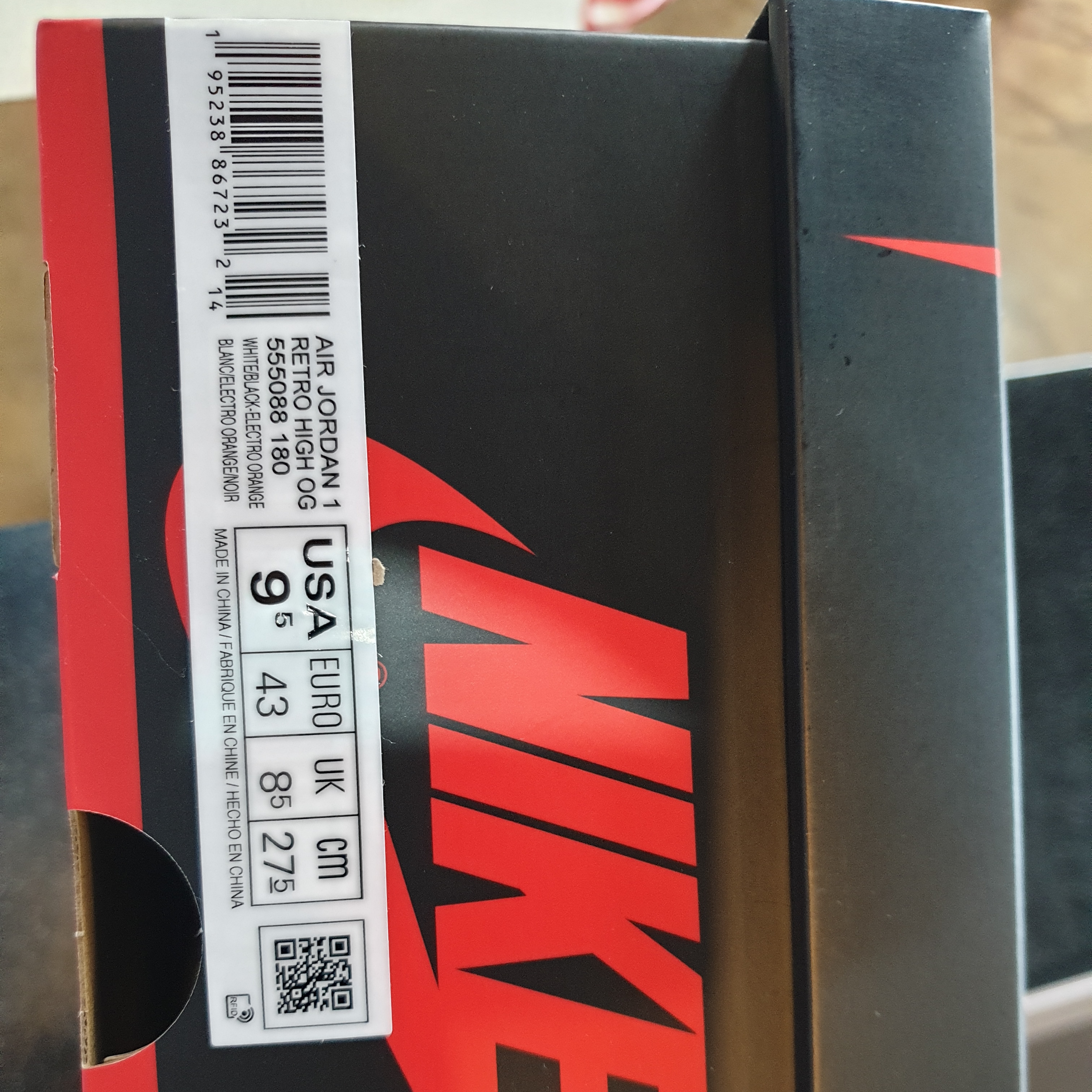 Jordan 1 Retro High OG Electro Orange 착용 스타일 - 3