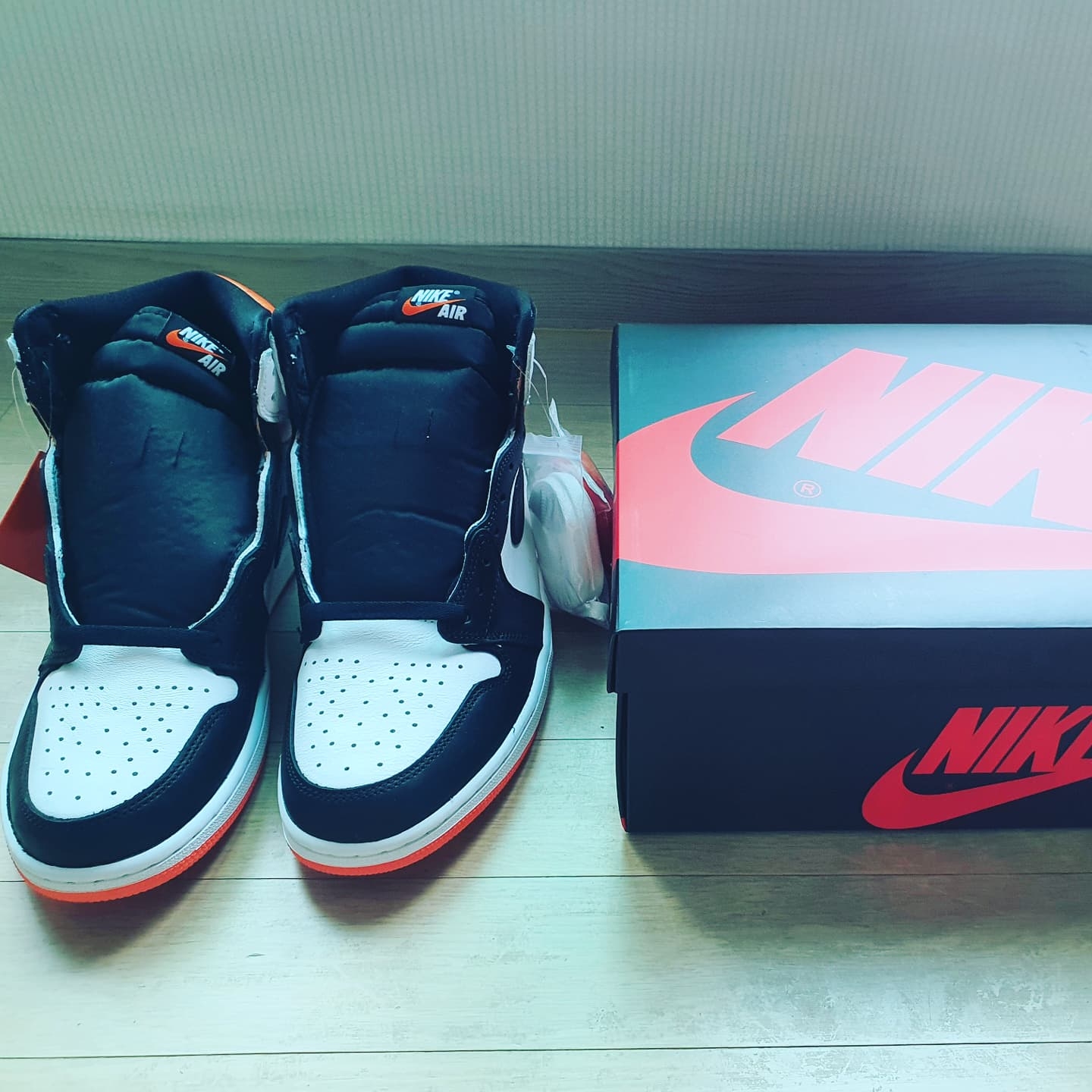 Jordan 1 Retro High OG Electro Orange 착용 스타일 - 2