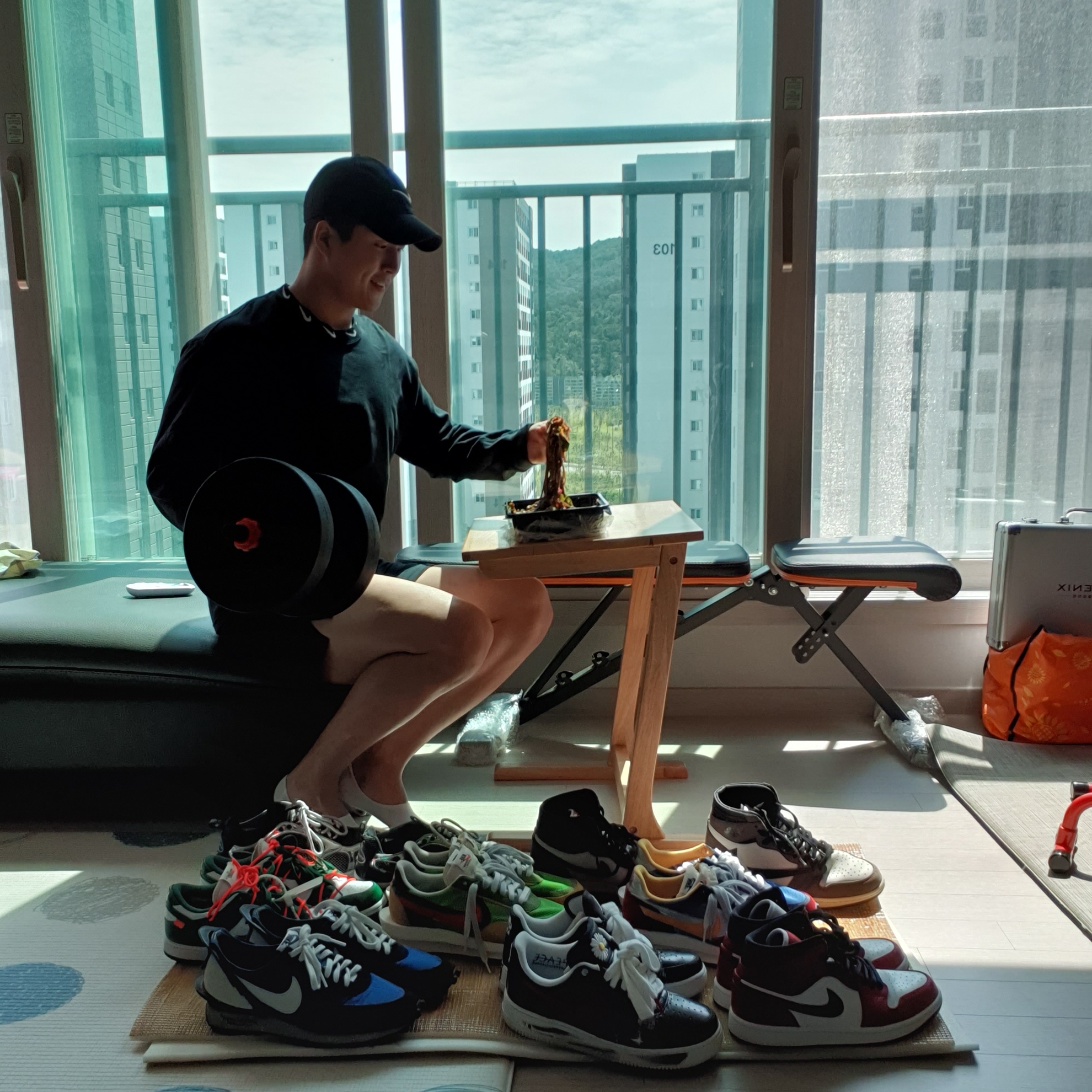Nike x Peaceminusone Air Force 1 Low Para-Noise - Korea Exclusive, Jordan 1 x Travis Scott Retro High OG SP Mocha 착용 스타일