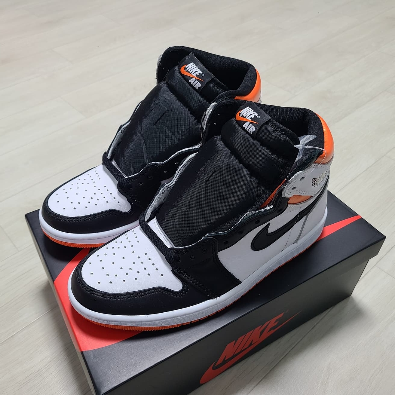 Jordan 1 Retro High OG Electro Orange 착용 스타일 - 2