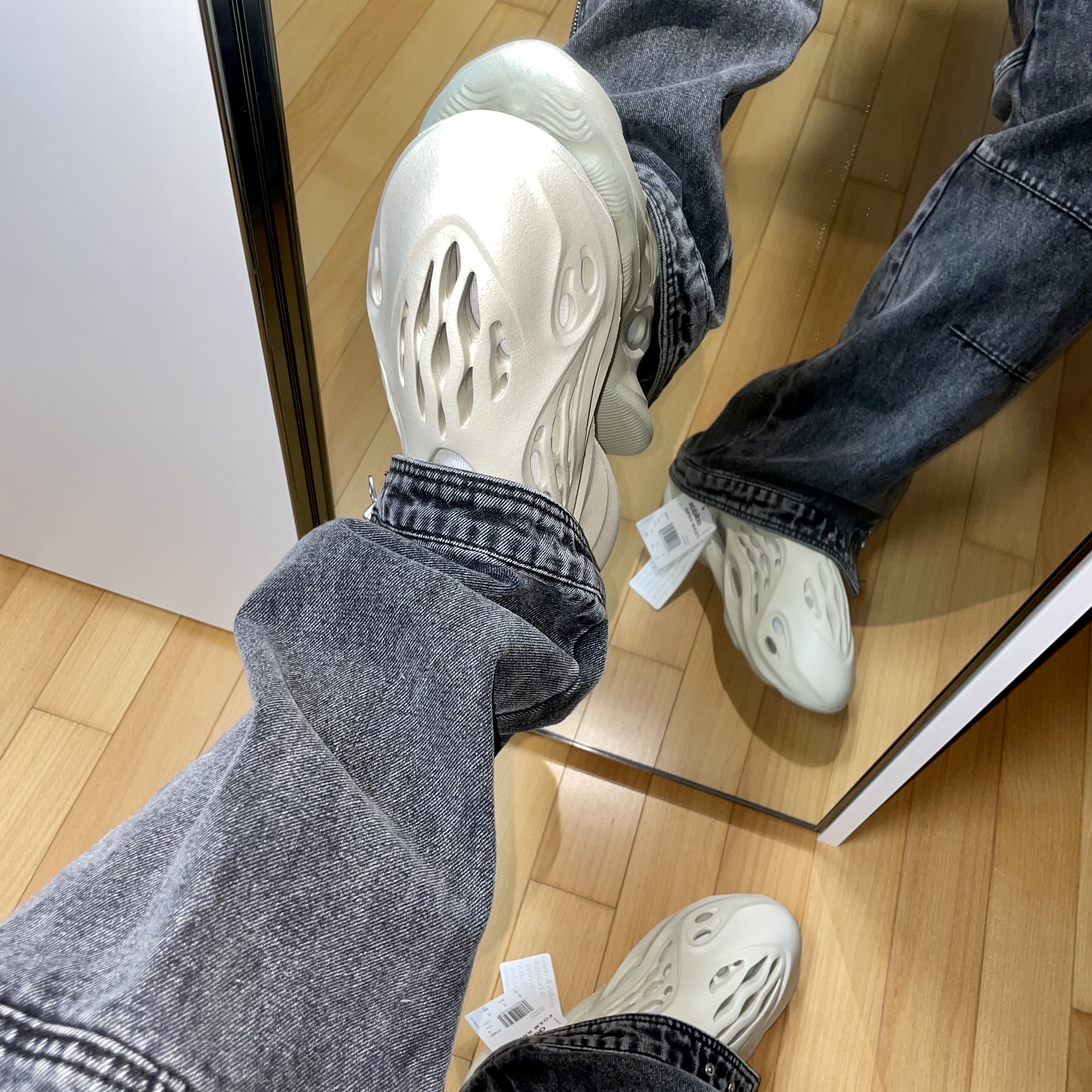 Adidas Yeezy Foam RNNR Sand 착용 스타일 - 2