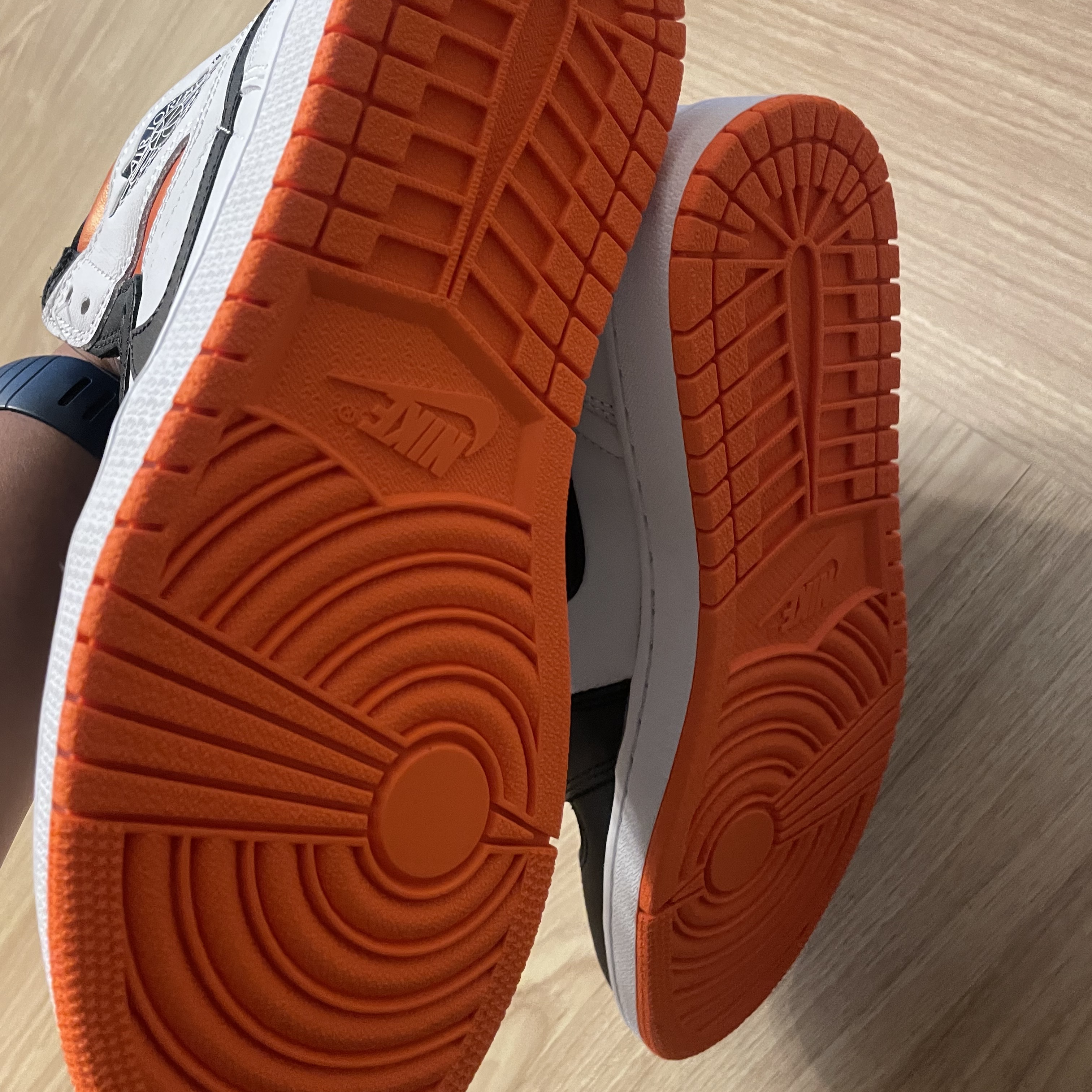 Jordan 1 Retro High OG Electro Orange 착용 스타일 - 1