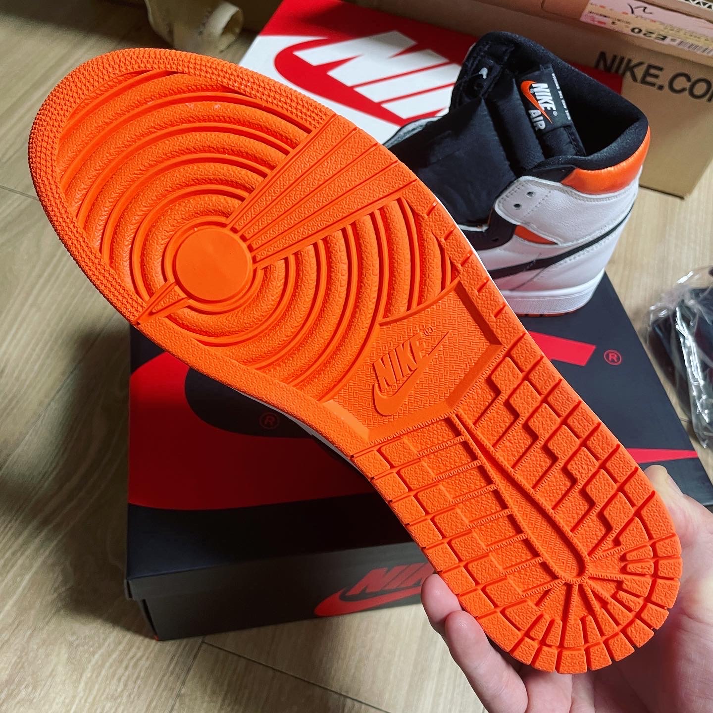 Jordan 1 Retro High OG Electro Orange 착용 스타일 - 5