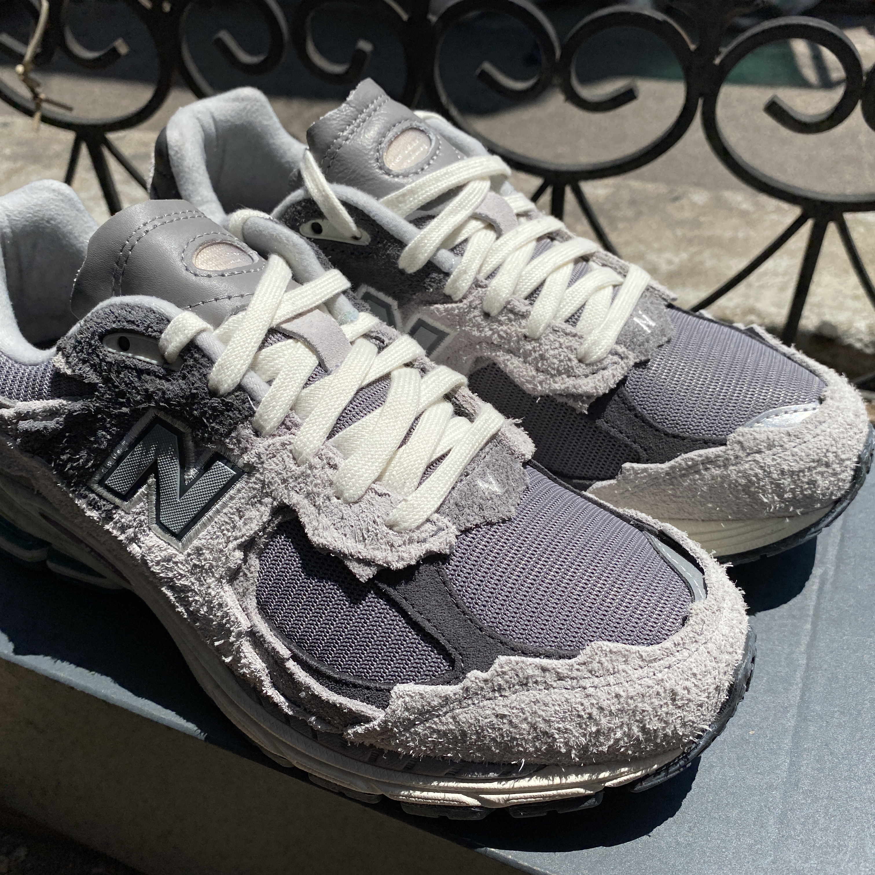 New Balance 2002R Protection Pack Rain Cloud 착용 스타일 - 1