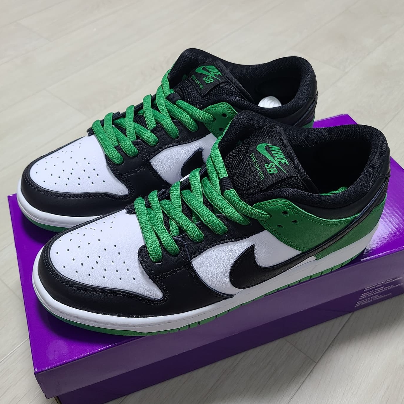 Nike SB Dunk Low Pro Black and Classic Green 착용 스타일 - 2