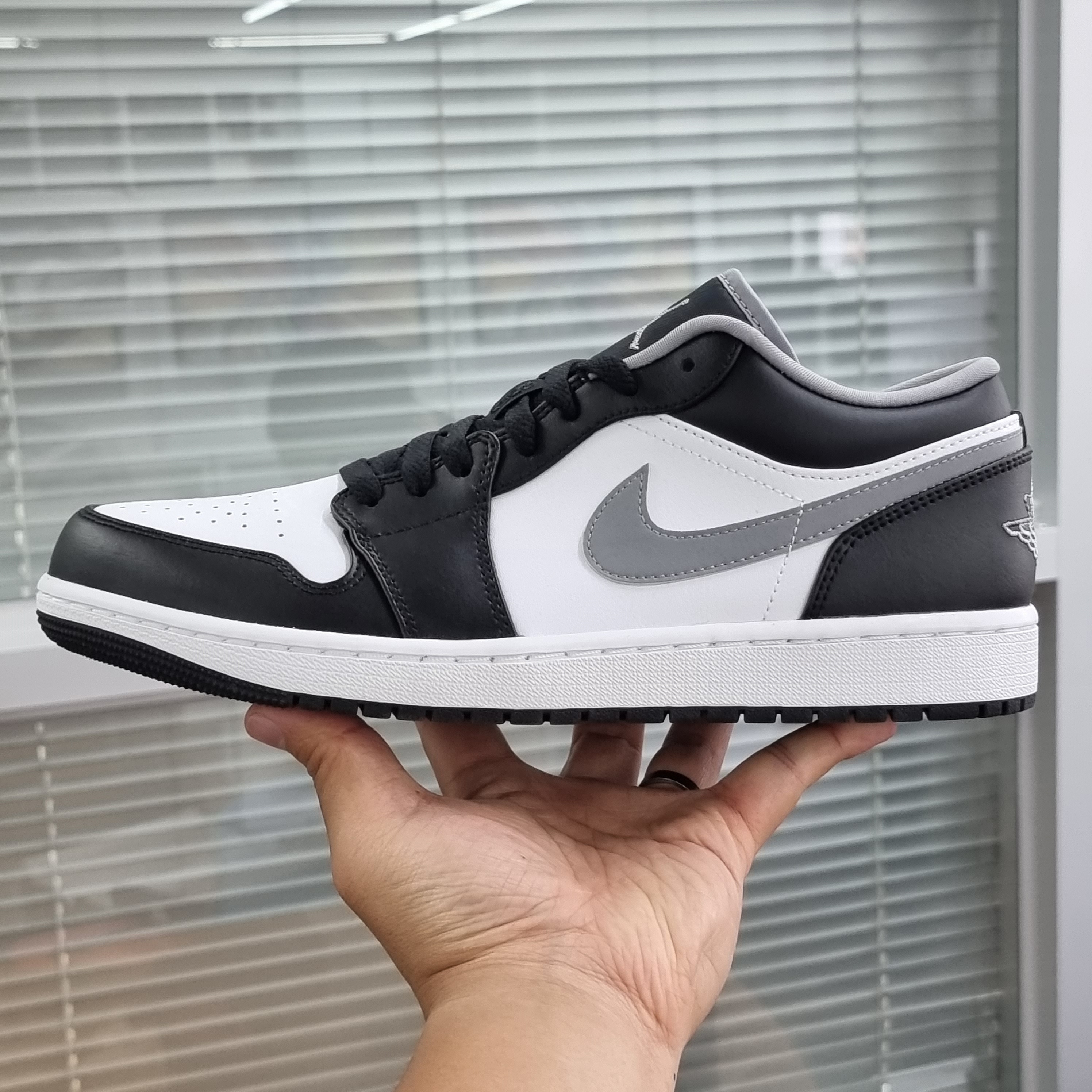 Jordan 1 Low Black Particle Grey 착용 스타일 - 5