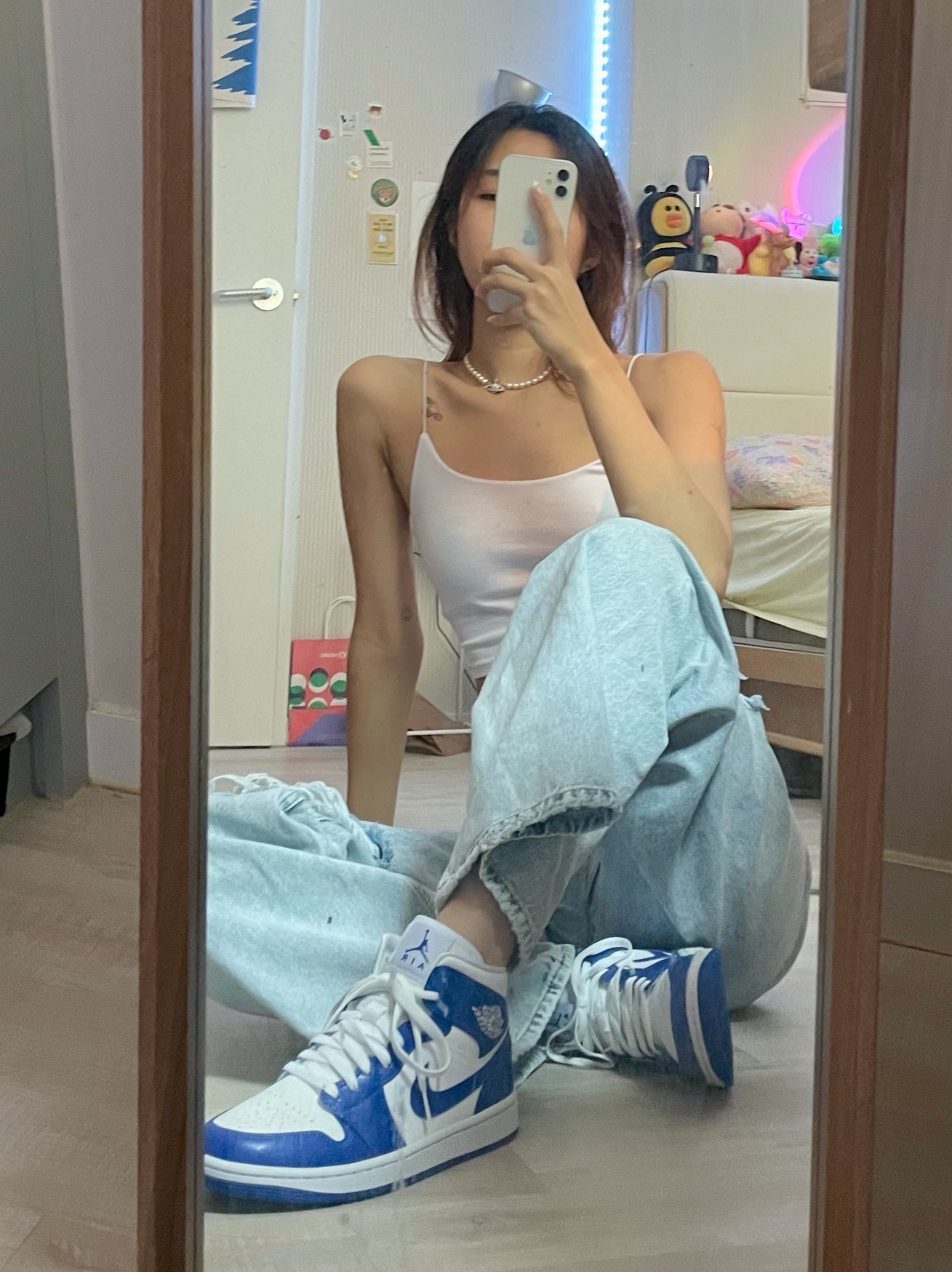 (W) Jordan 1 Mid White Hyper Royal 착용 스타일 - 2