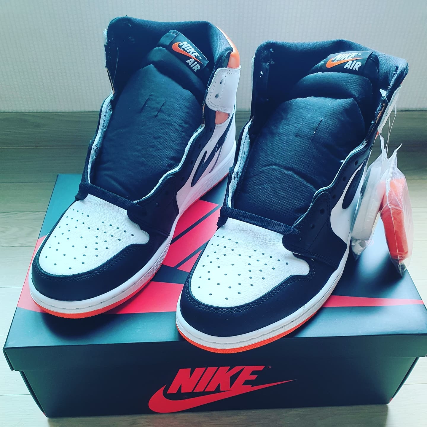 Jordan 1 Retro High OG Electro Orange 착용 스타일 - 1