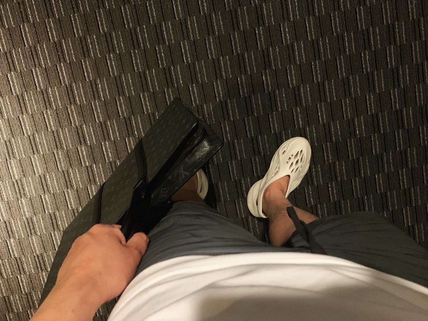 Adidas Yeezy Foam RNNR Sand, Essentials Volley Shorts Black Reflective - 20SS 착용 스타일