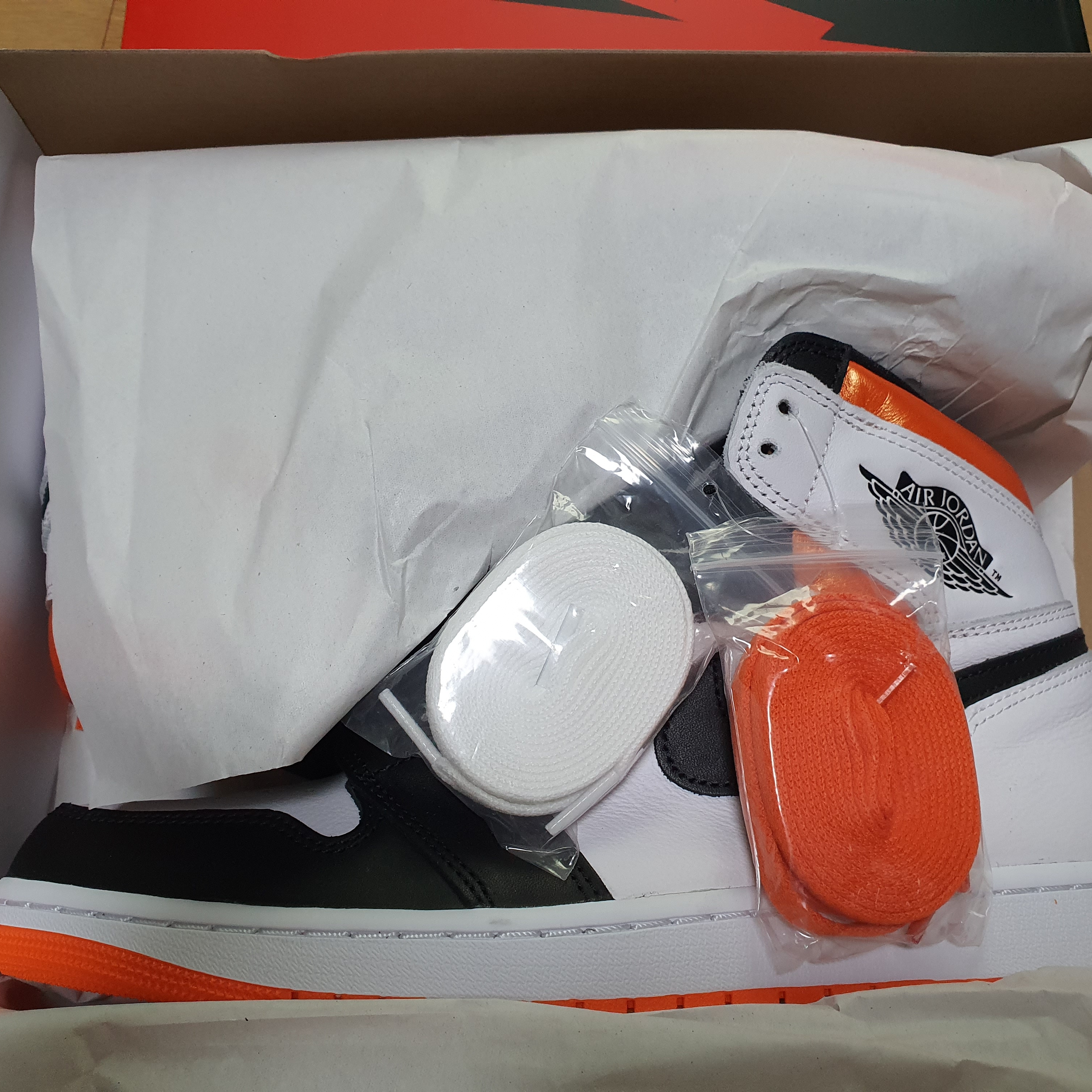 Jordan 1 Retro High OG Electro Orange 착용 스타일 - 1