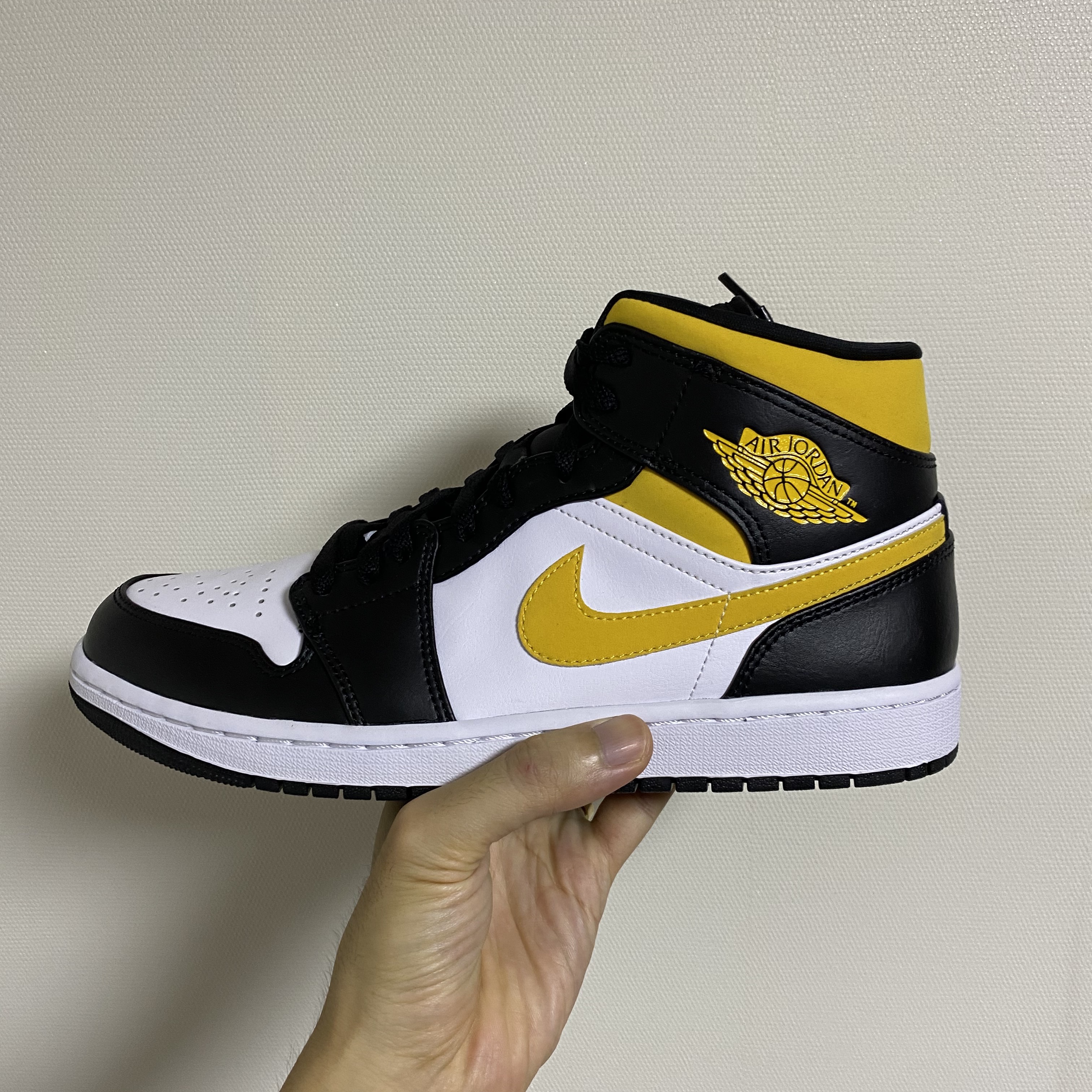 Jordan 1 Mid Pollen 착용 스타일