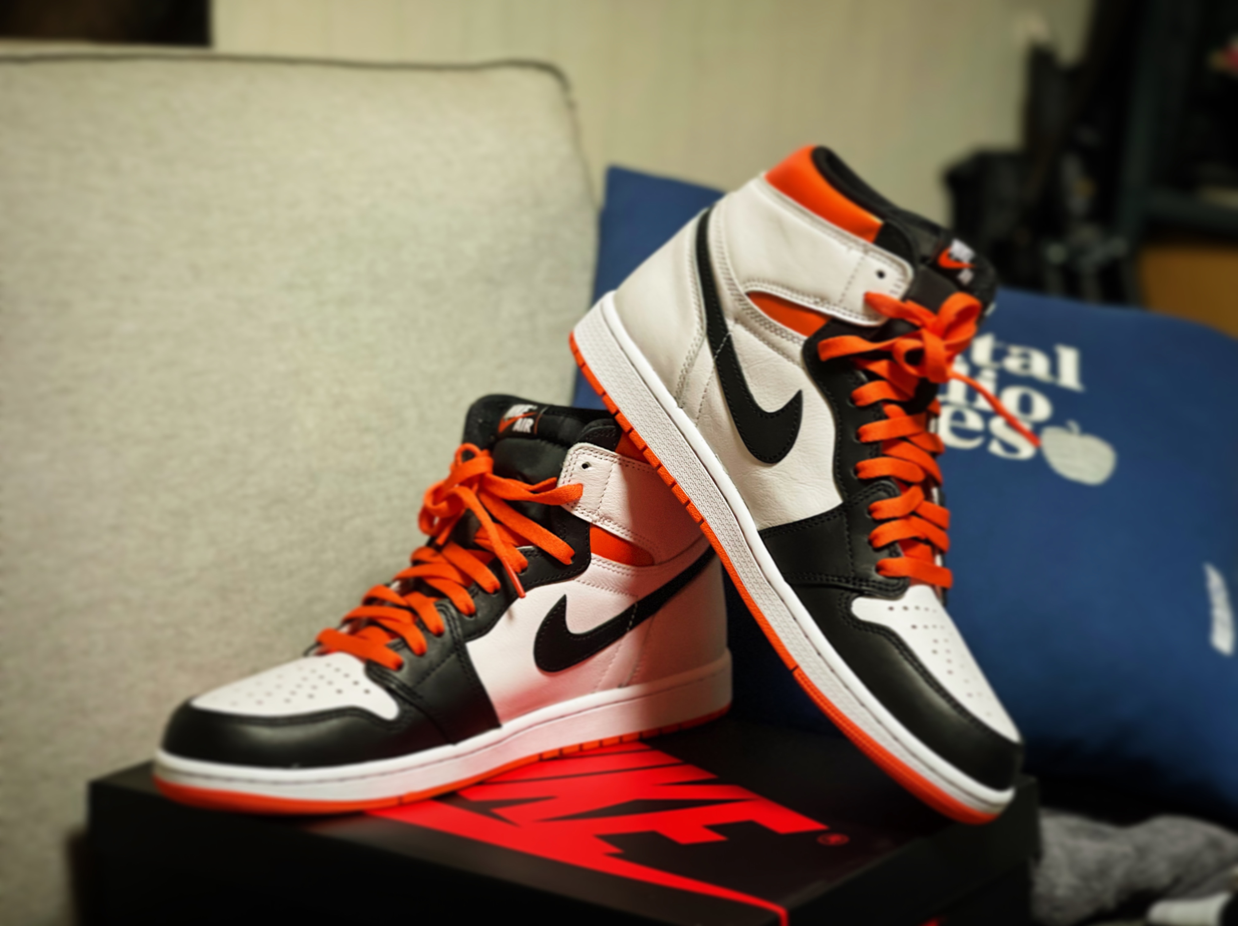 Jordan 1 Retro High OG Electro Orange 착용 스타일