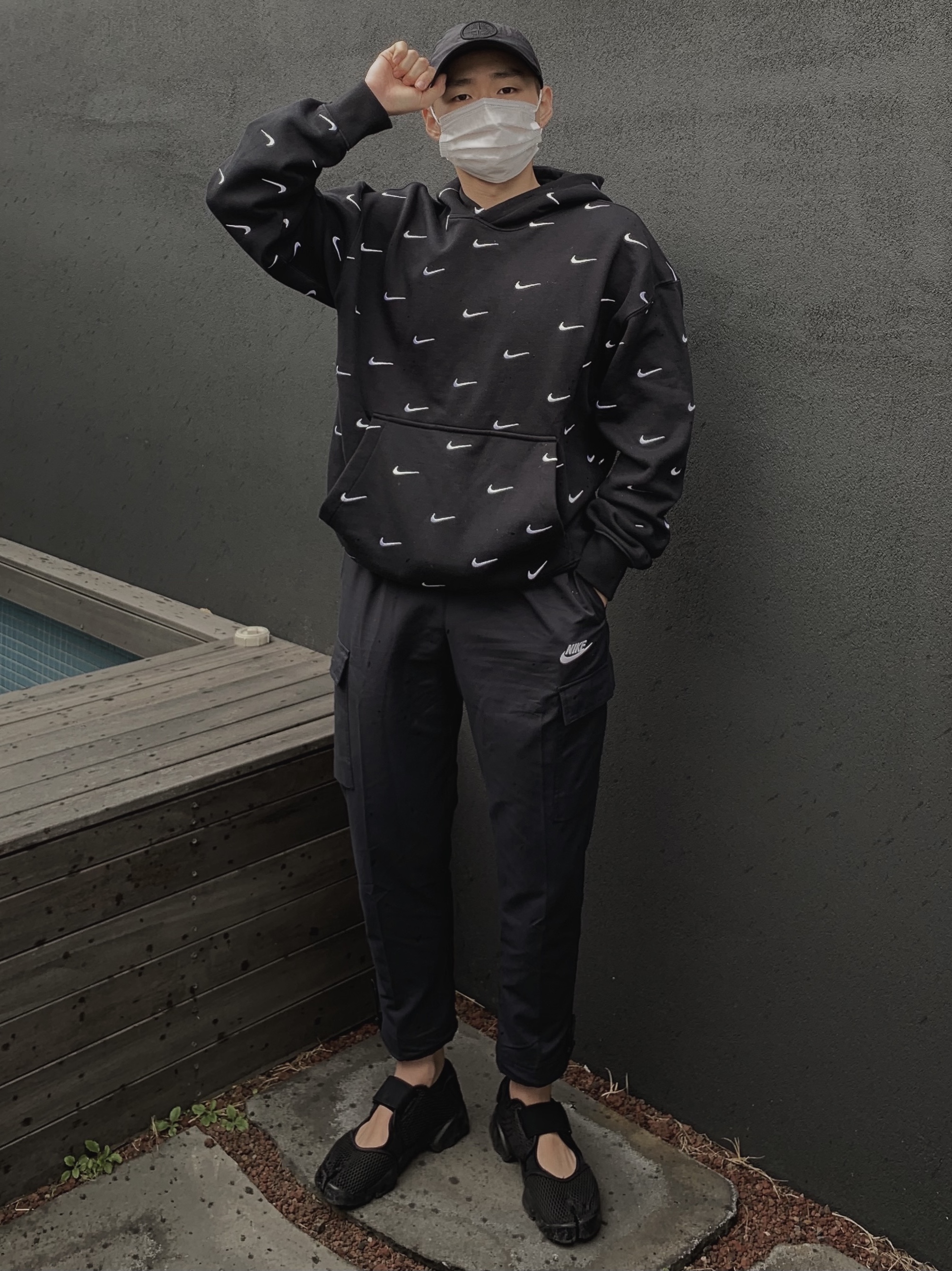 Nike NRG Swoosh Logo Hoodie Black 착용 스타일 - 1