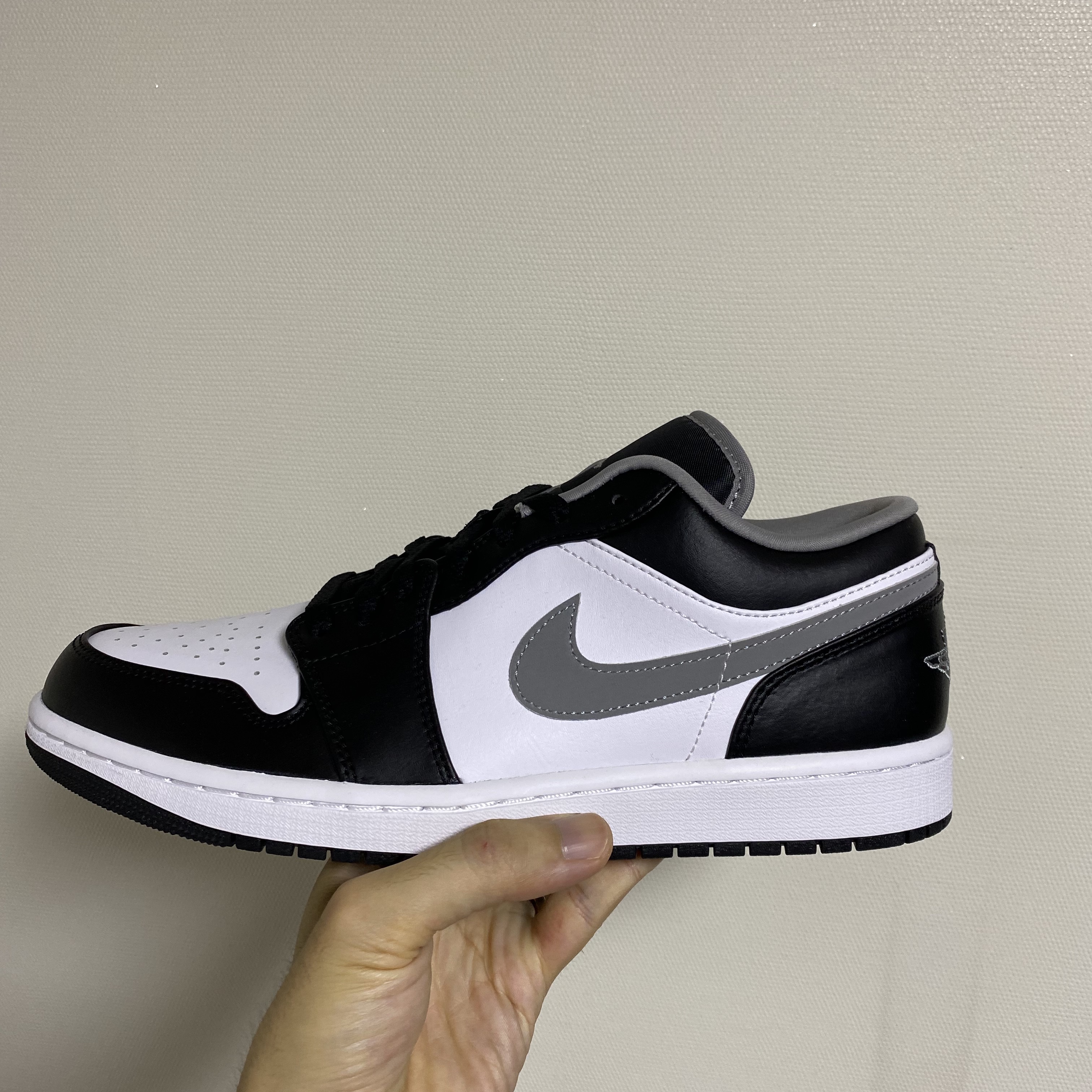 Jordan 1 Low Black Particle Grey 착용 스타일