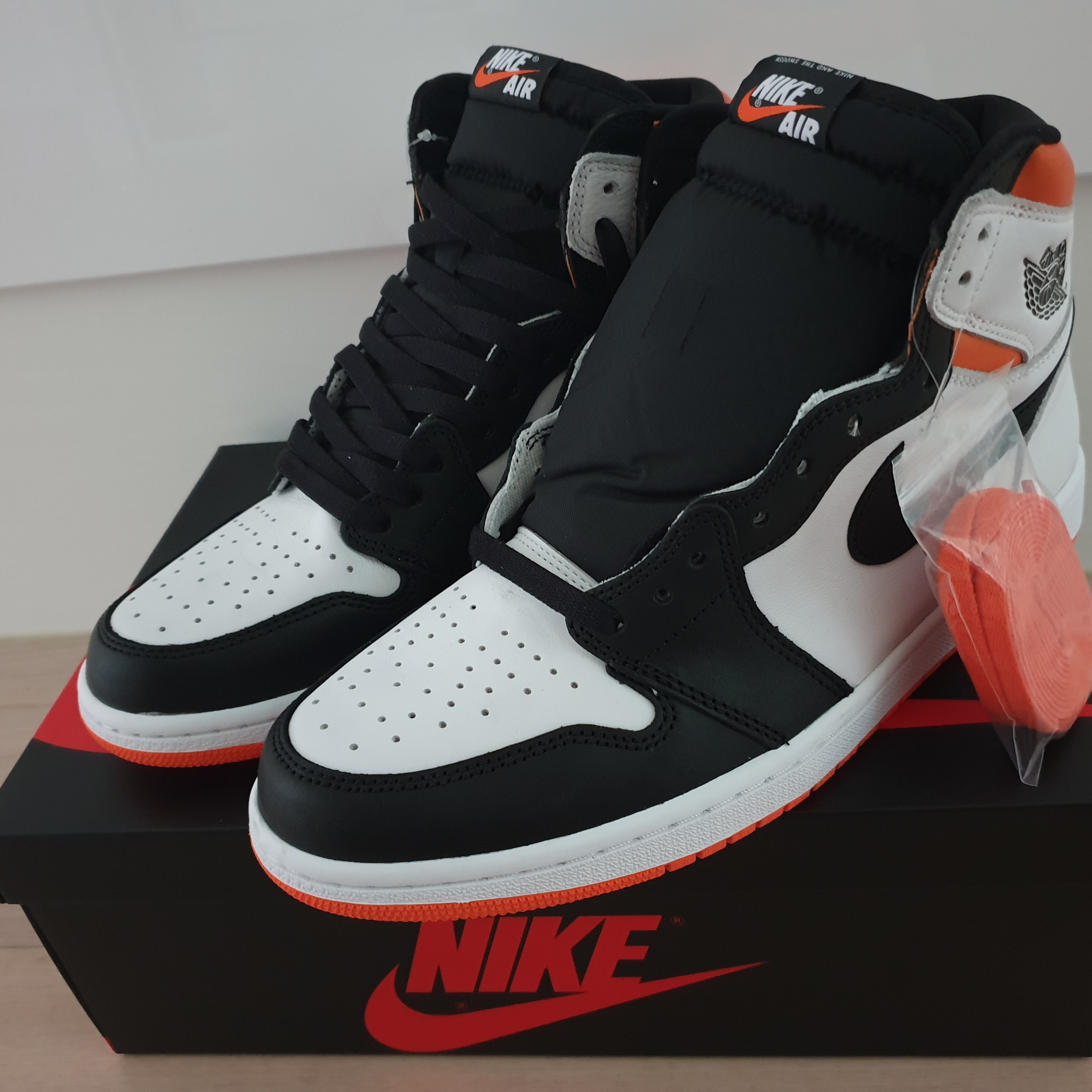 Jordan 1 Retro High OG Electro Orange 착용 스타일 - 1