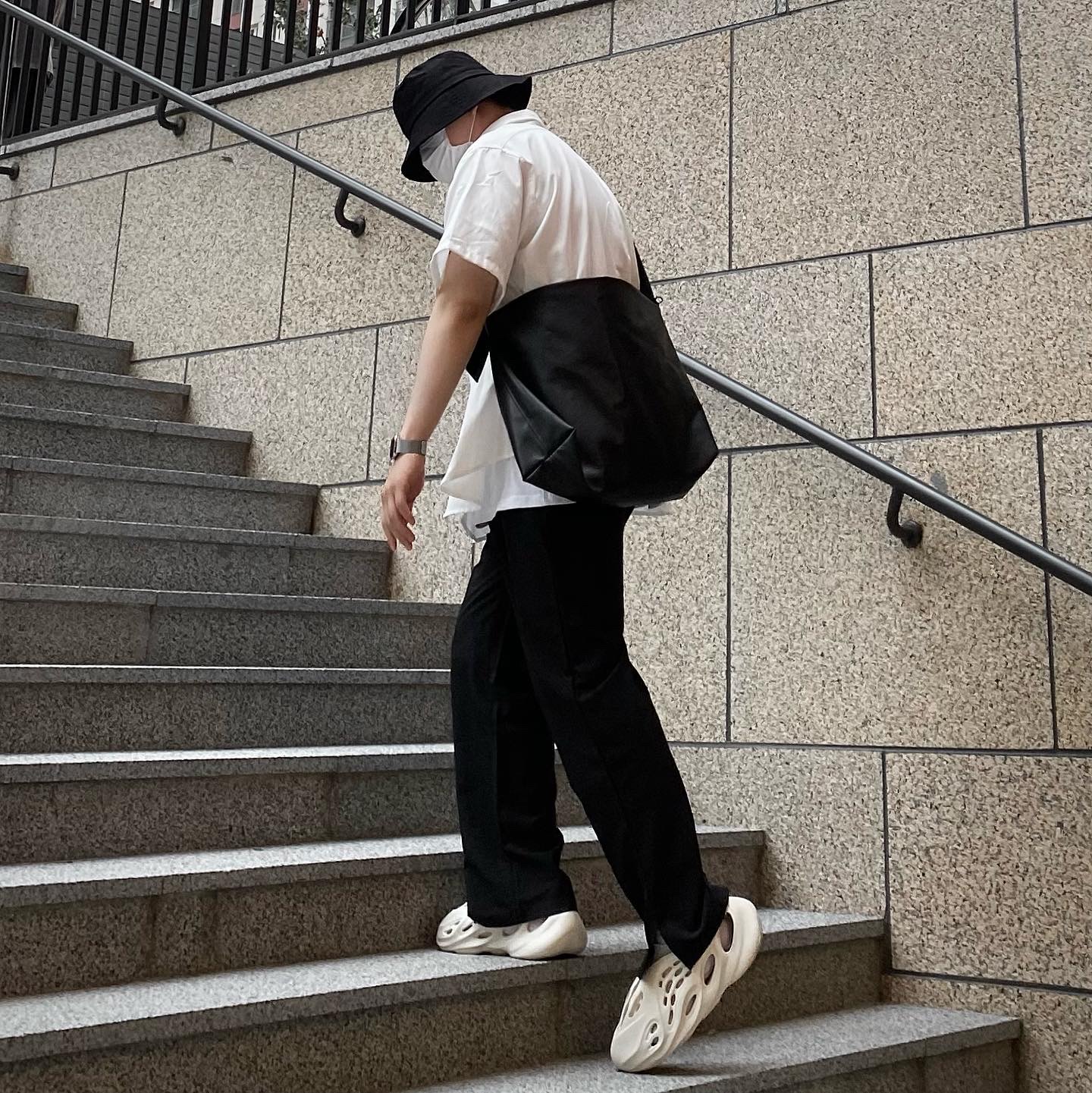 Adidas Yeezy Foam RNNR Sand 착용 스타일 - 3