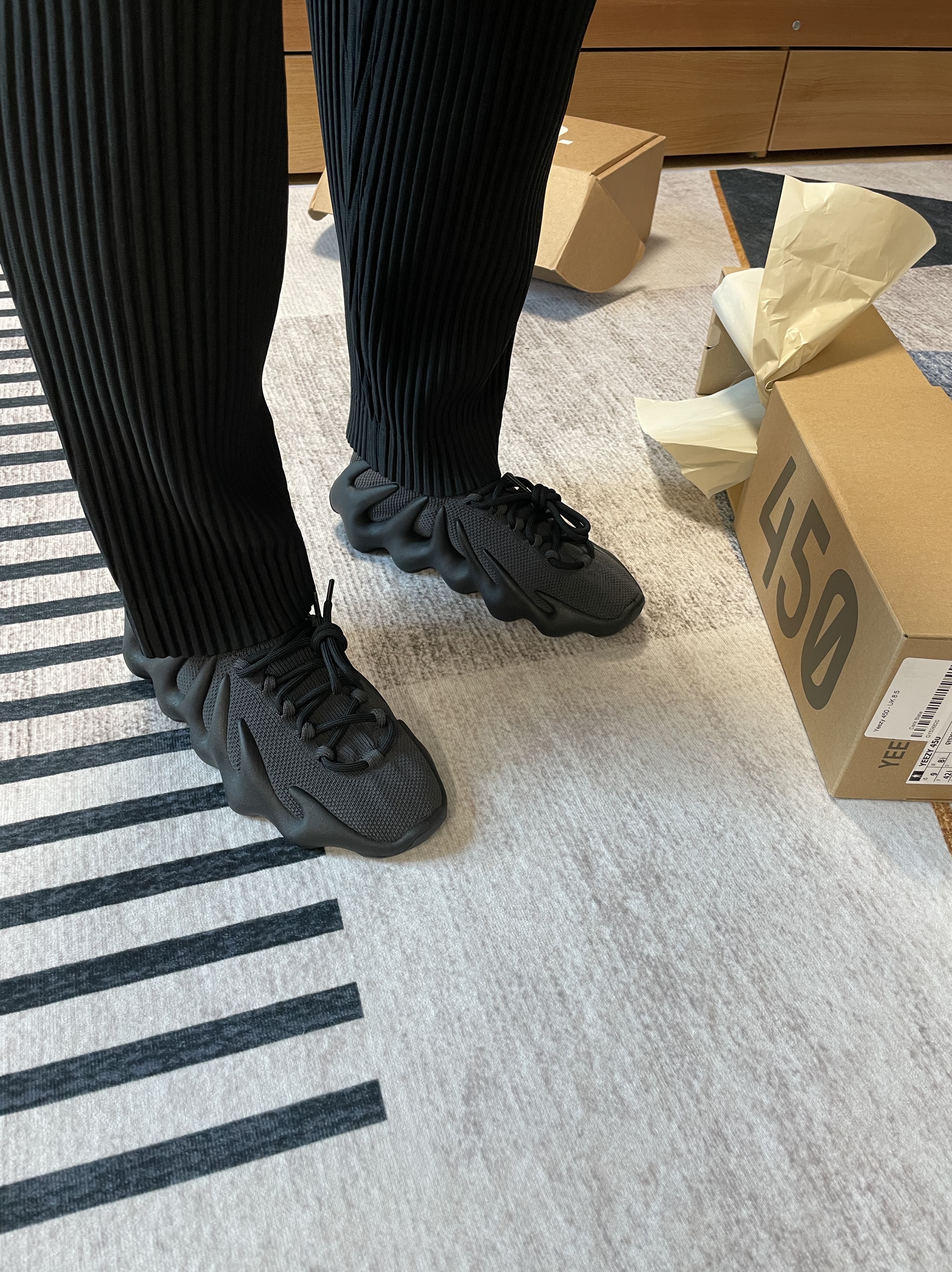 Adidas Yeezy 450 Dark Slate 착용 스타일 - 3