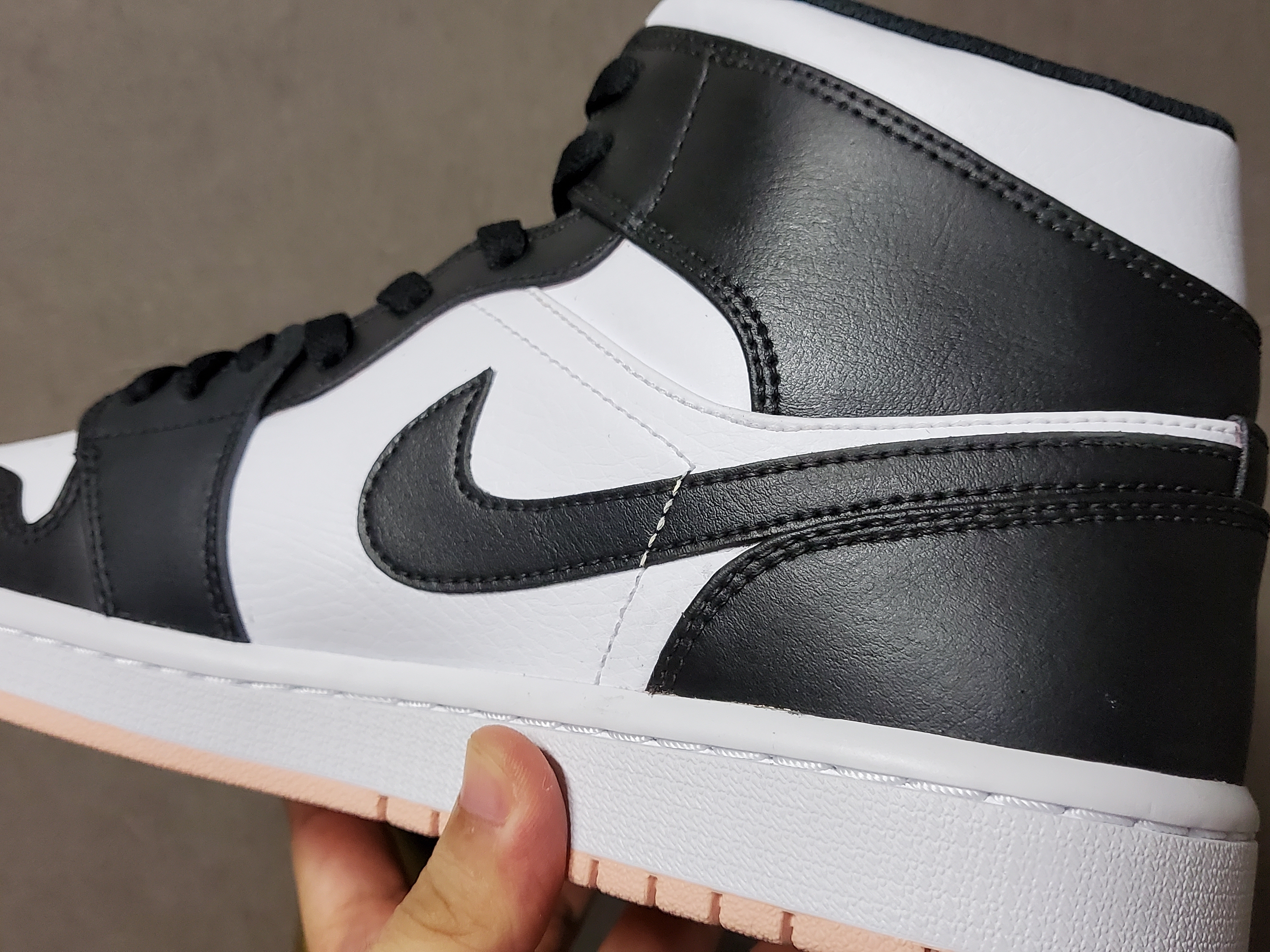 Jordan 1 Mid Arctic Orange, Jordan 1 Retro High OG Black White 2014 착용 스타일 - 2