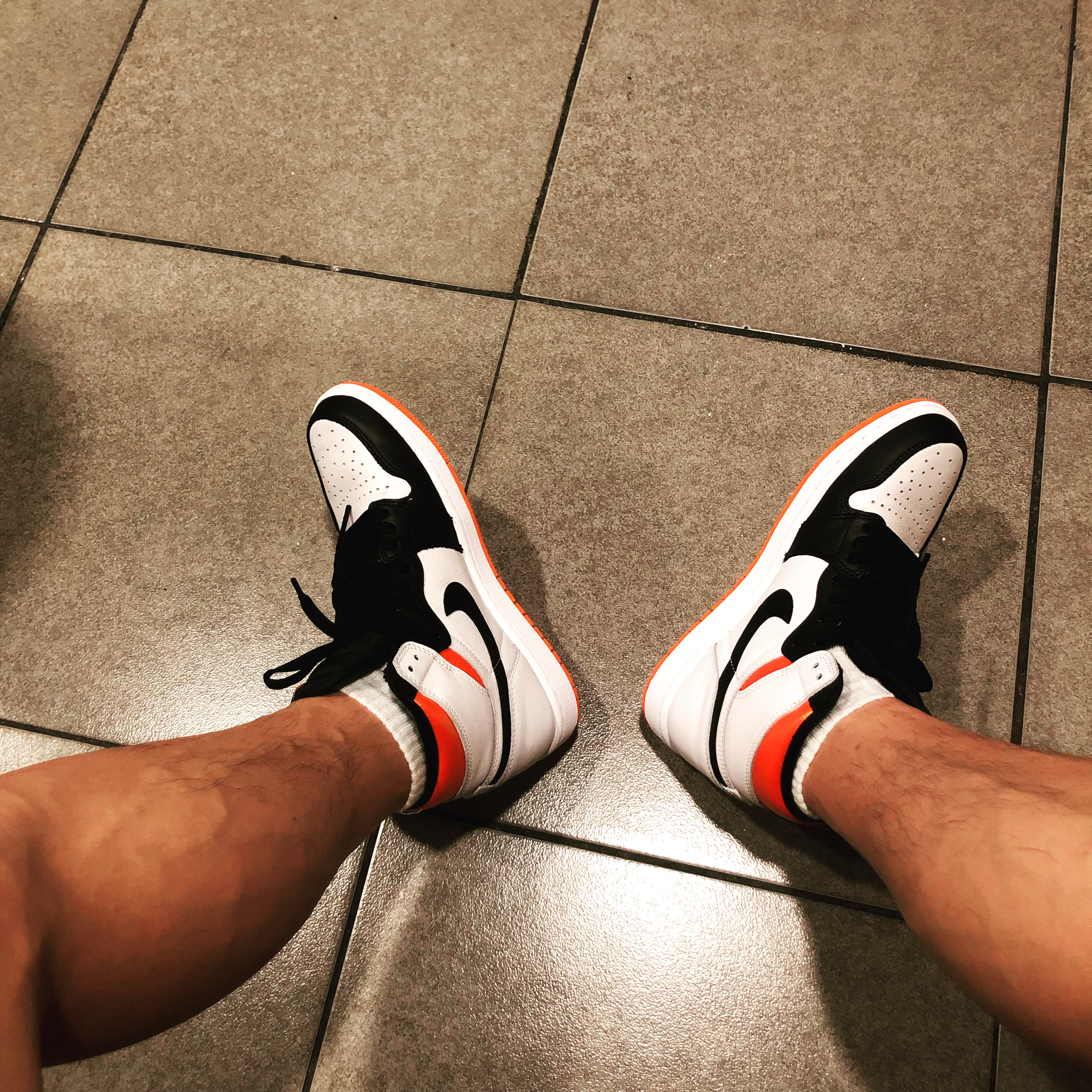 Jordan 1 Retro High OG Electro Orange 착용 스타일 - 1