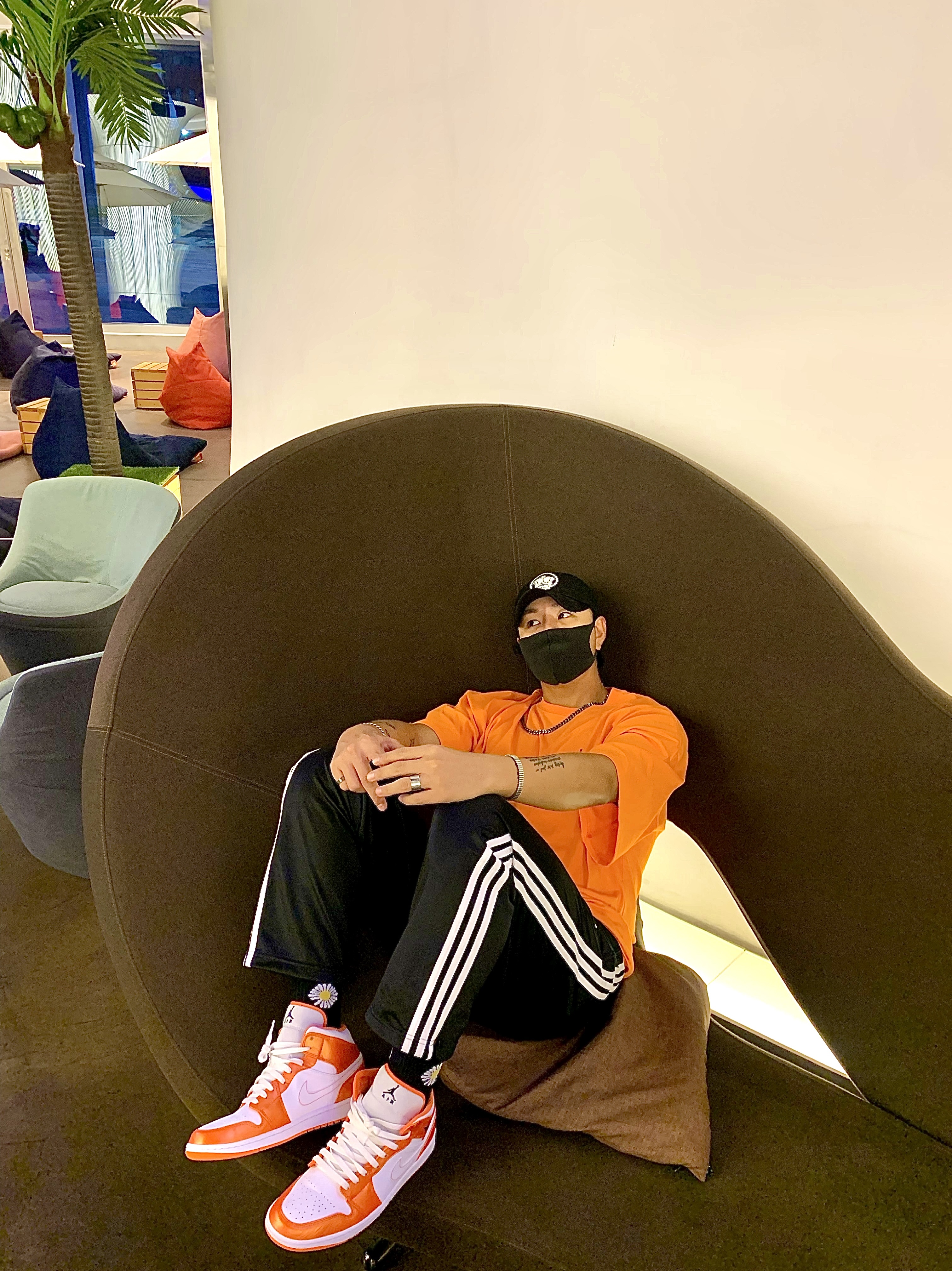 Jordan 1 Mid SE Electro Orange 착용 스타일