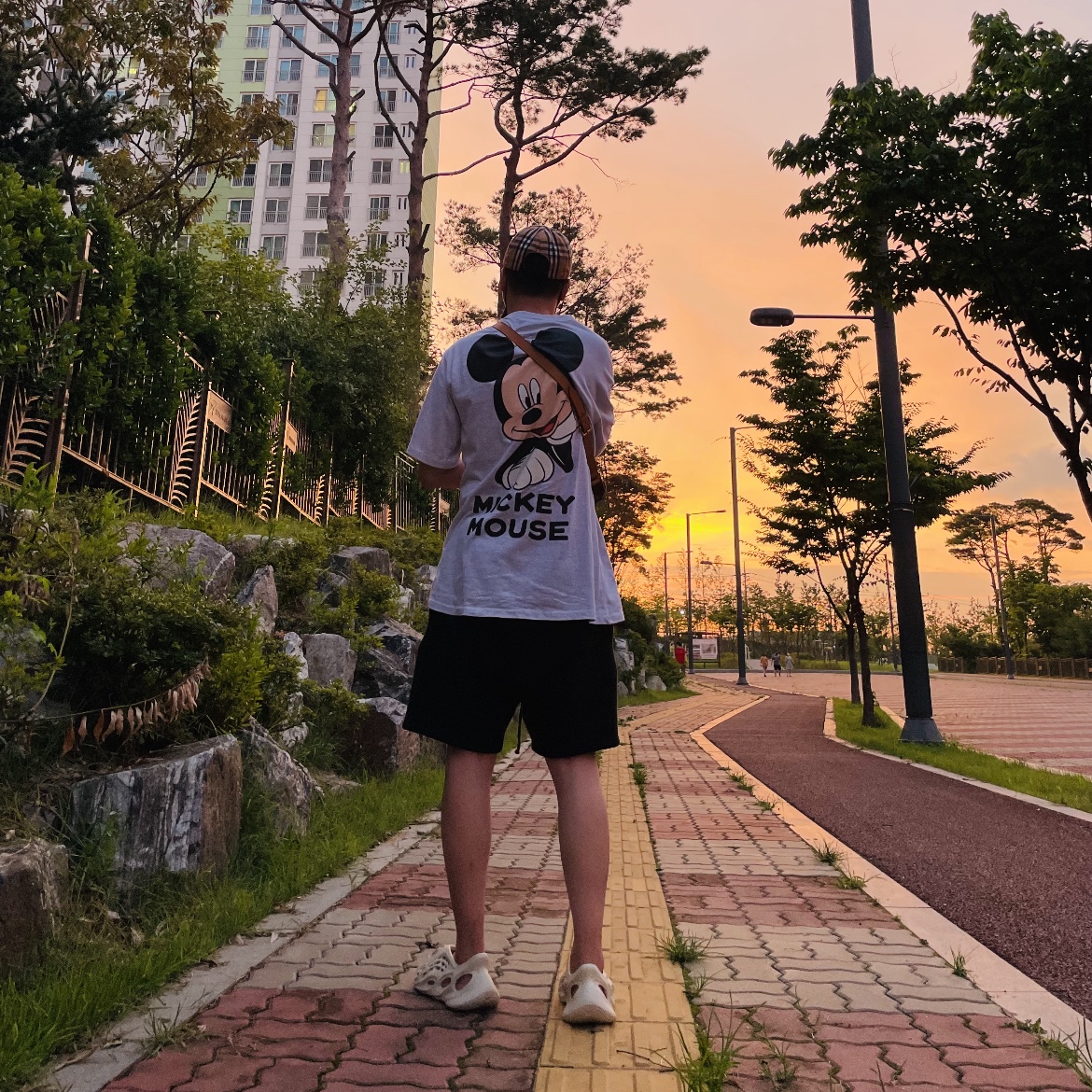 Adidas Yeezy Foam RNNR Sand, Essentials Sweatshorts Black - 21SS 착용 스타일
